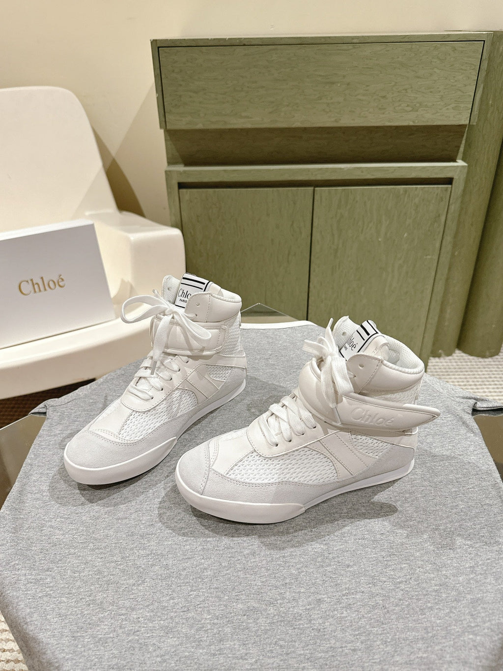 CHLOÉ 26S HIGH-TOP SNEAKERS IN WHITE CALFSKIN AND SUEDE