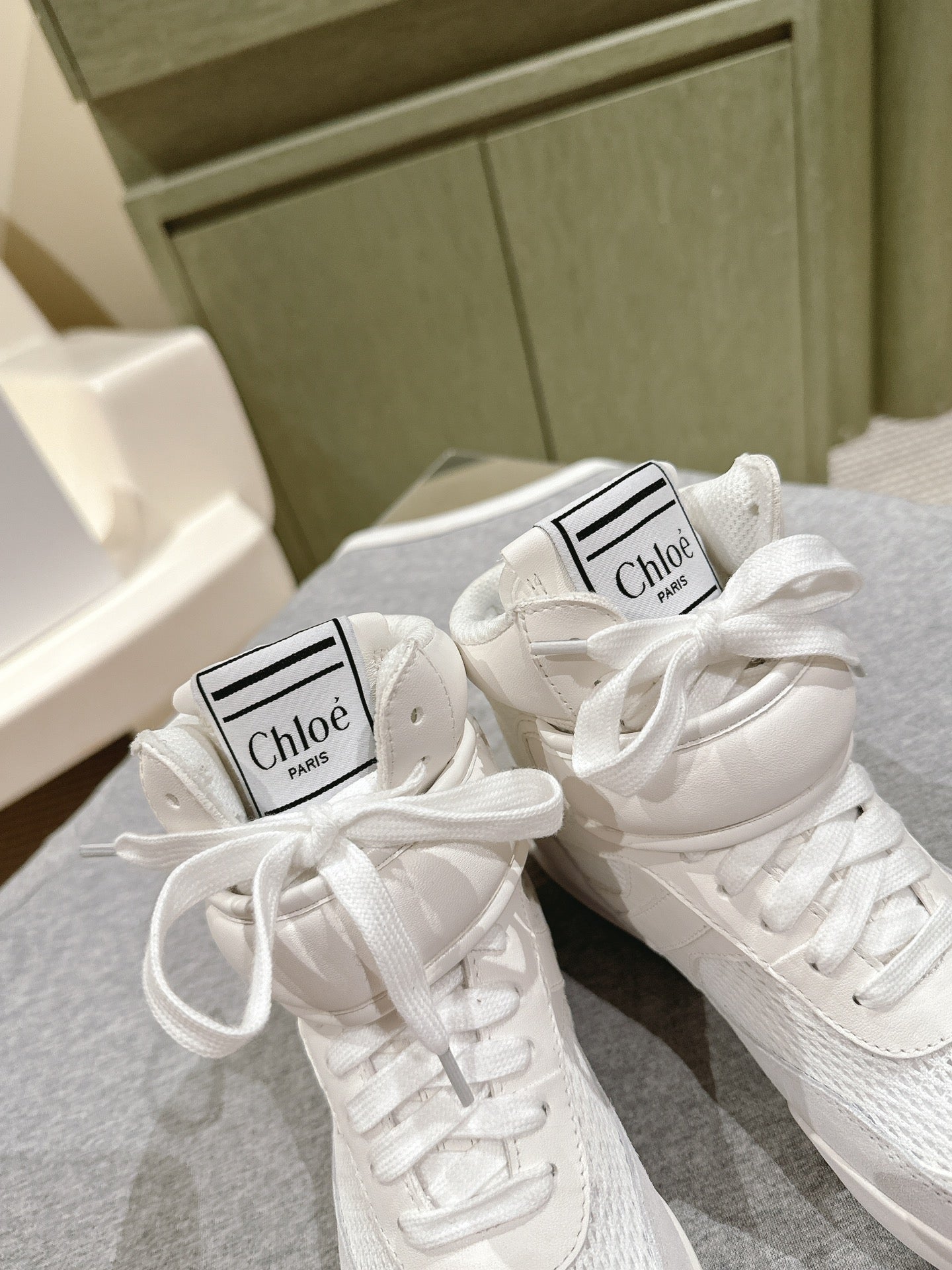 CHLOÉ 26S HIGH-TOP SNEAKERS IN WHITE CALFSKIN AND SUEDE