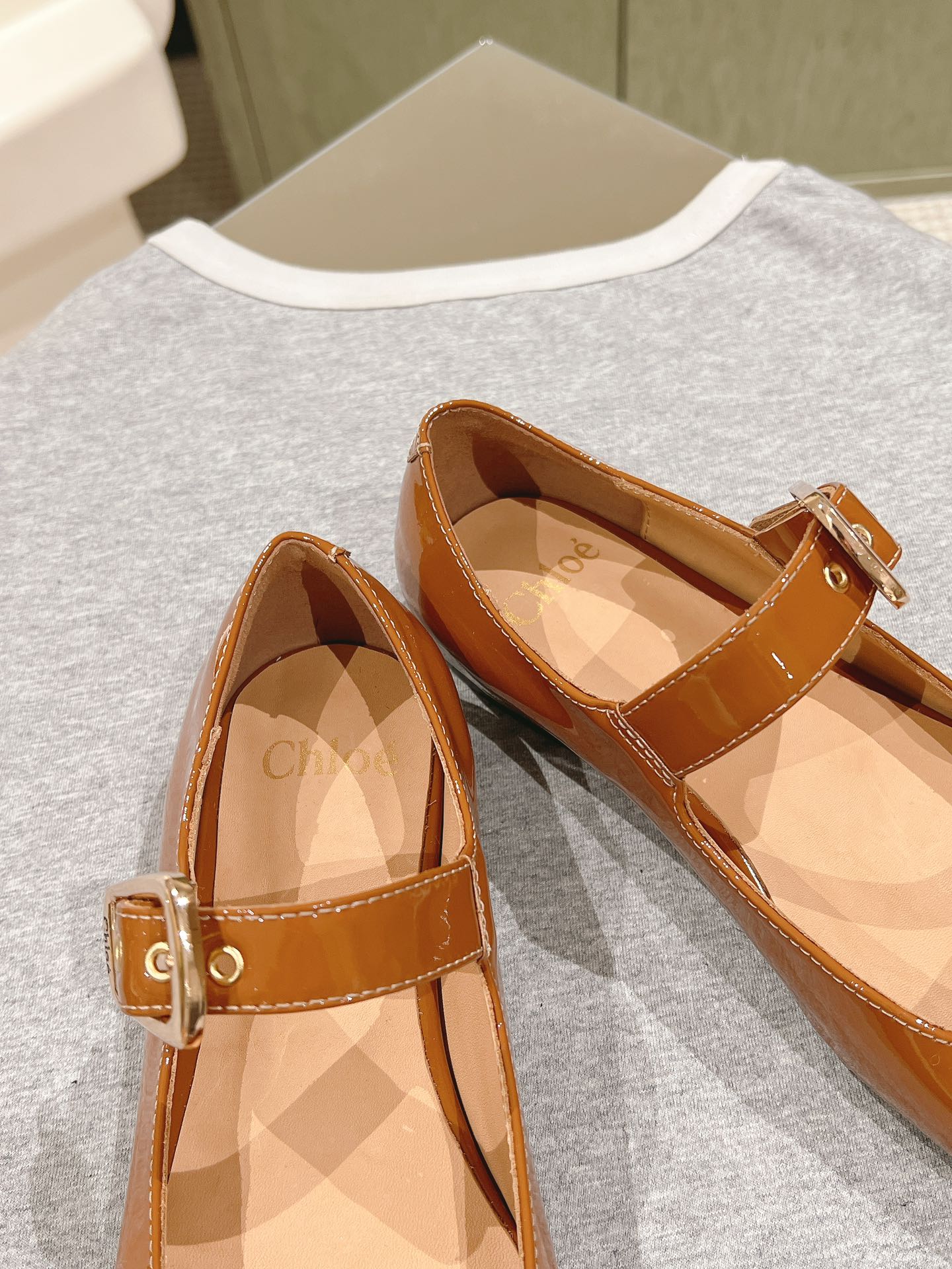 CHLOÉ 26S MARY JANE FLATS IN BROWN GLOSSY CALFSKIN
