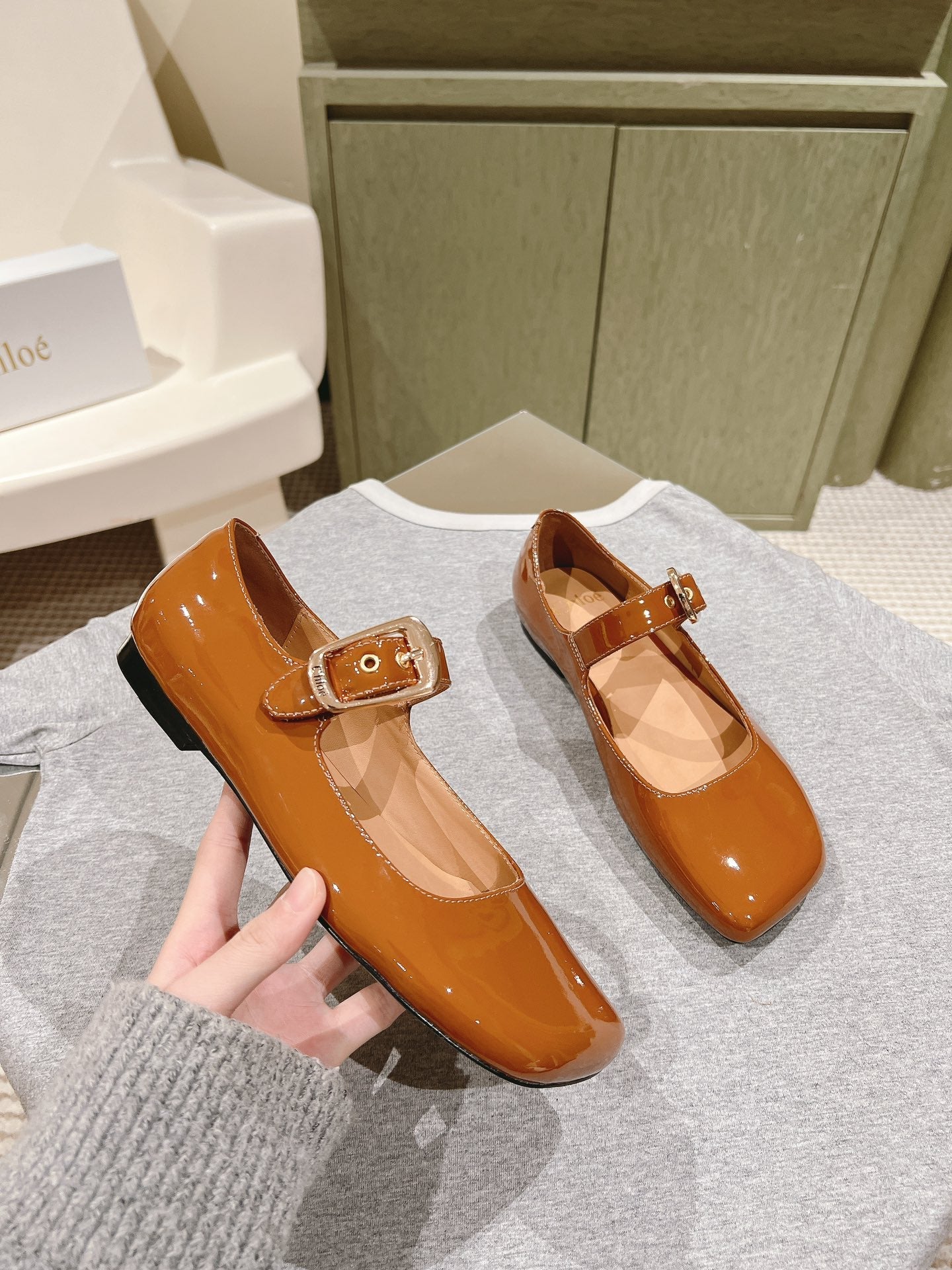 CHLOÉ 26S MARY JANE FLATS IN BROWN GLOSSY CALFSKIN