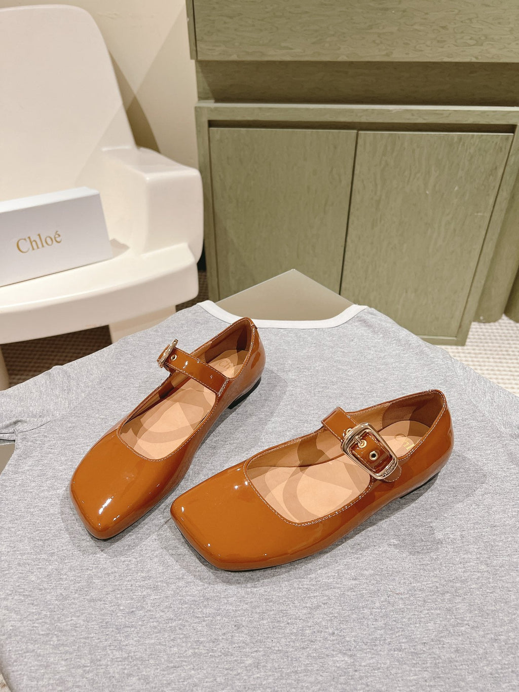 CHLOÉ 26S MARY JANE FLATS IN BROWN GLOSSY CALFSKIN