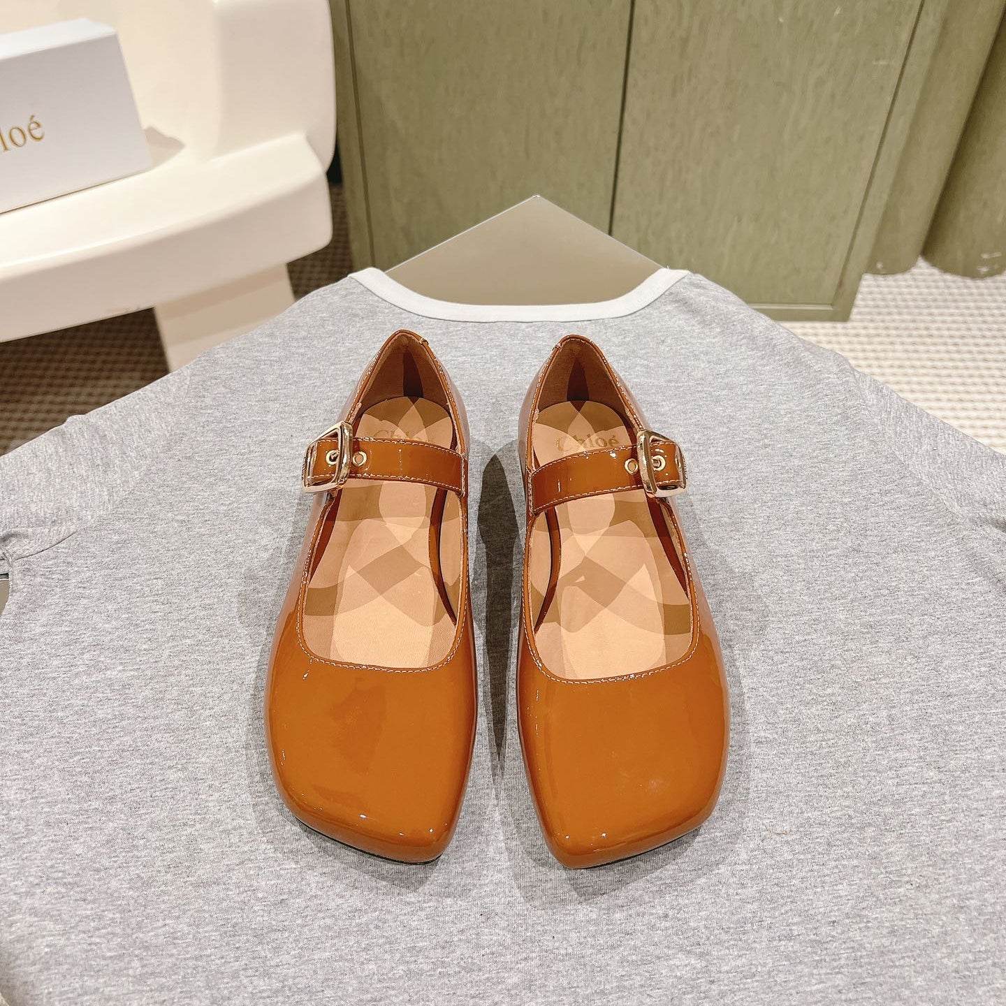 CHLOÉ 26S MARY JANE FLATS IN BROWN GLOSSY CALFSKIN