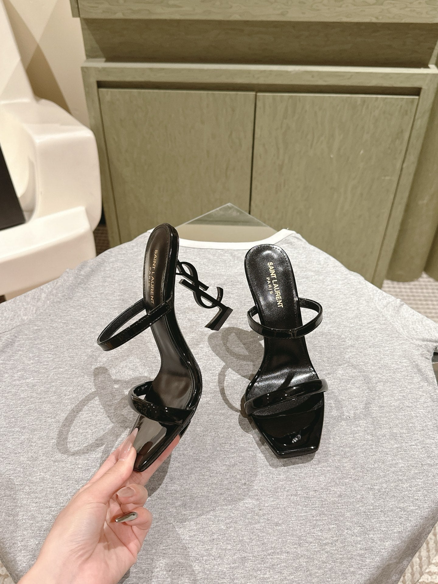 YSL 25S OPYUM HIGH-HEEL SANDALS 100 MM IN BLACK LAMBSKIN