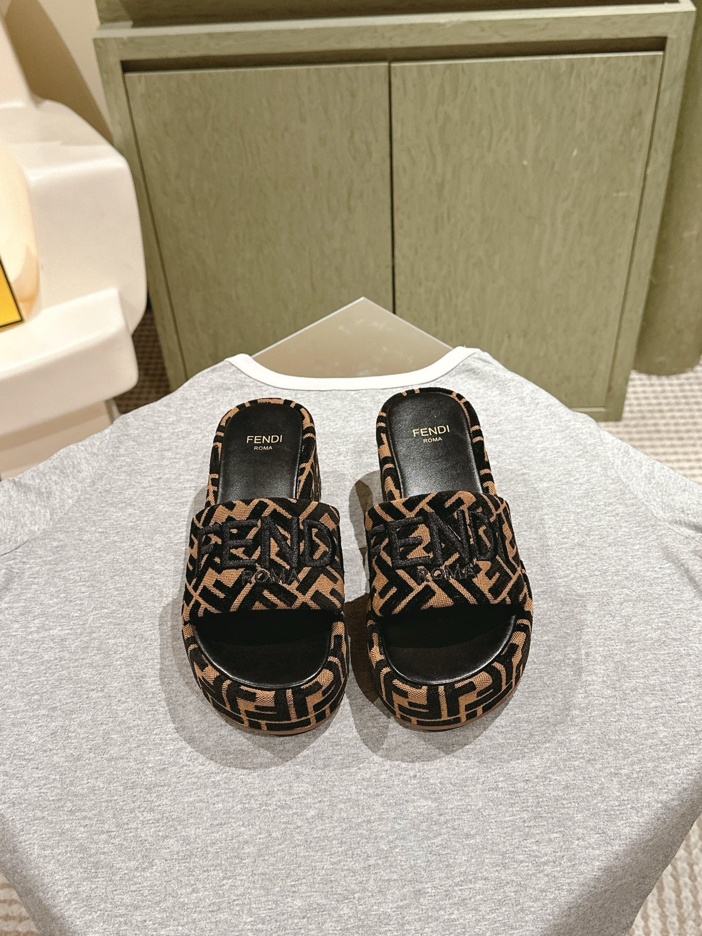 FENDI 26S PLATFORM SANDALS IN BROWN AND BLACK FABRIC STYLE 3