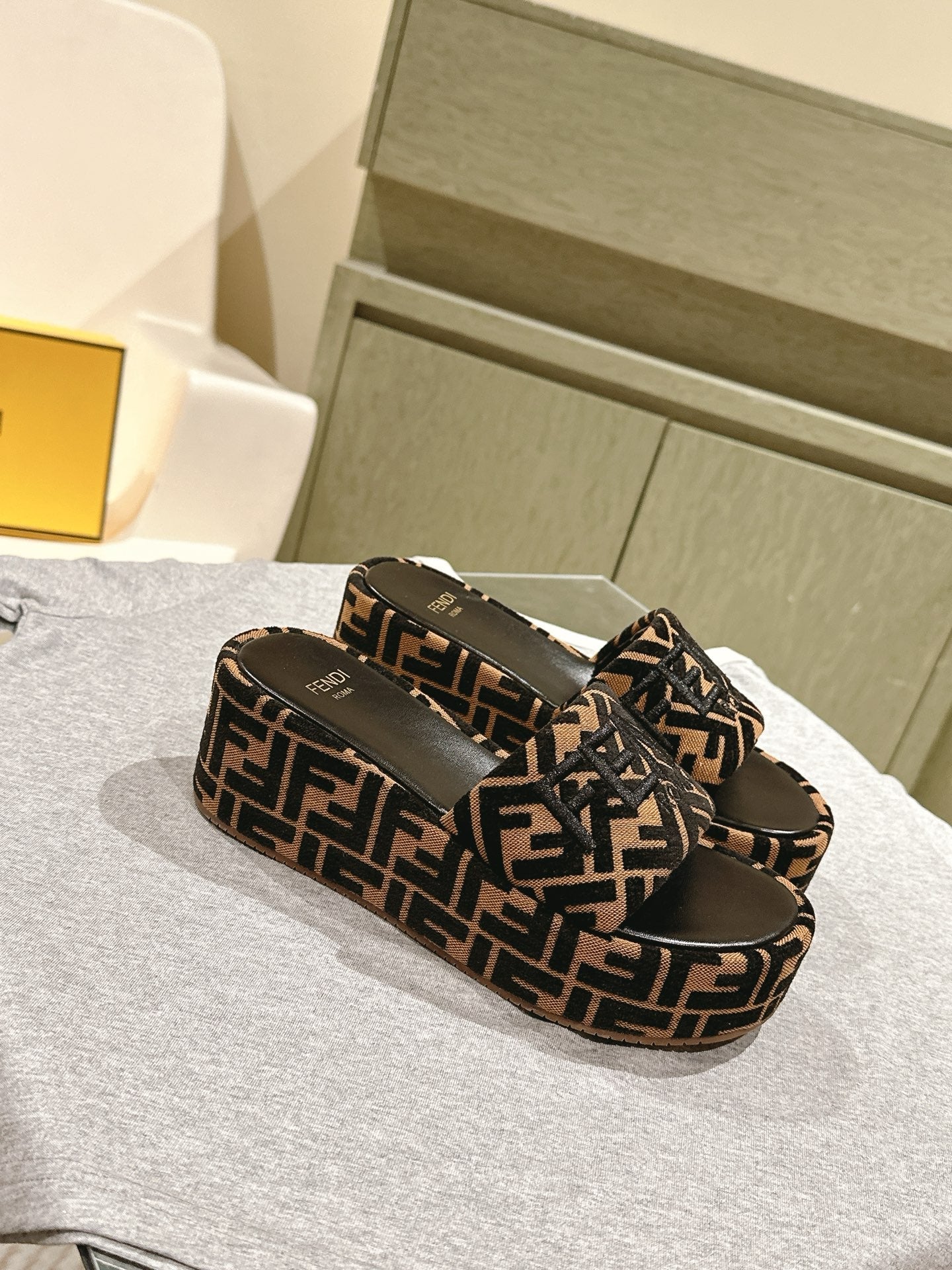 FENDI 26S PLATFORM SANDALS IN BROWN AND BLACK FABRIC STYLE 3