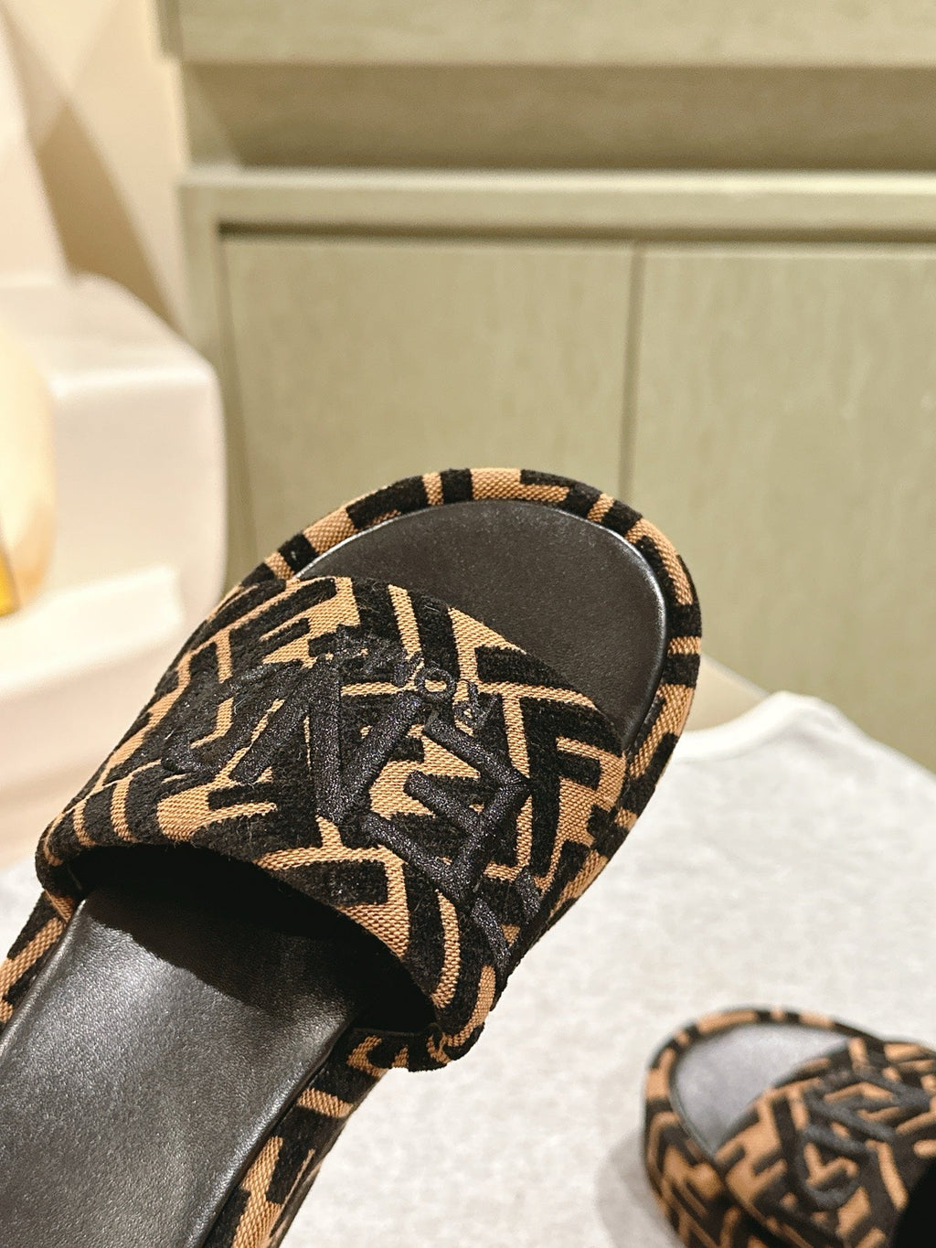 FENDI 26S PLATFORM SANDALS IN BROWN AND BLACK FABRIC STYLE 3