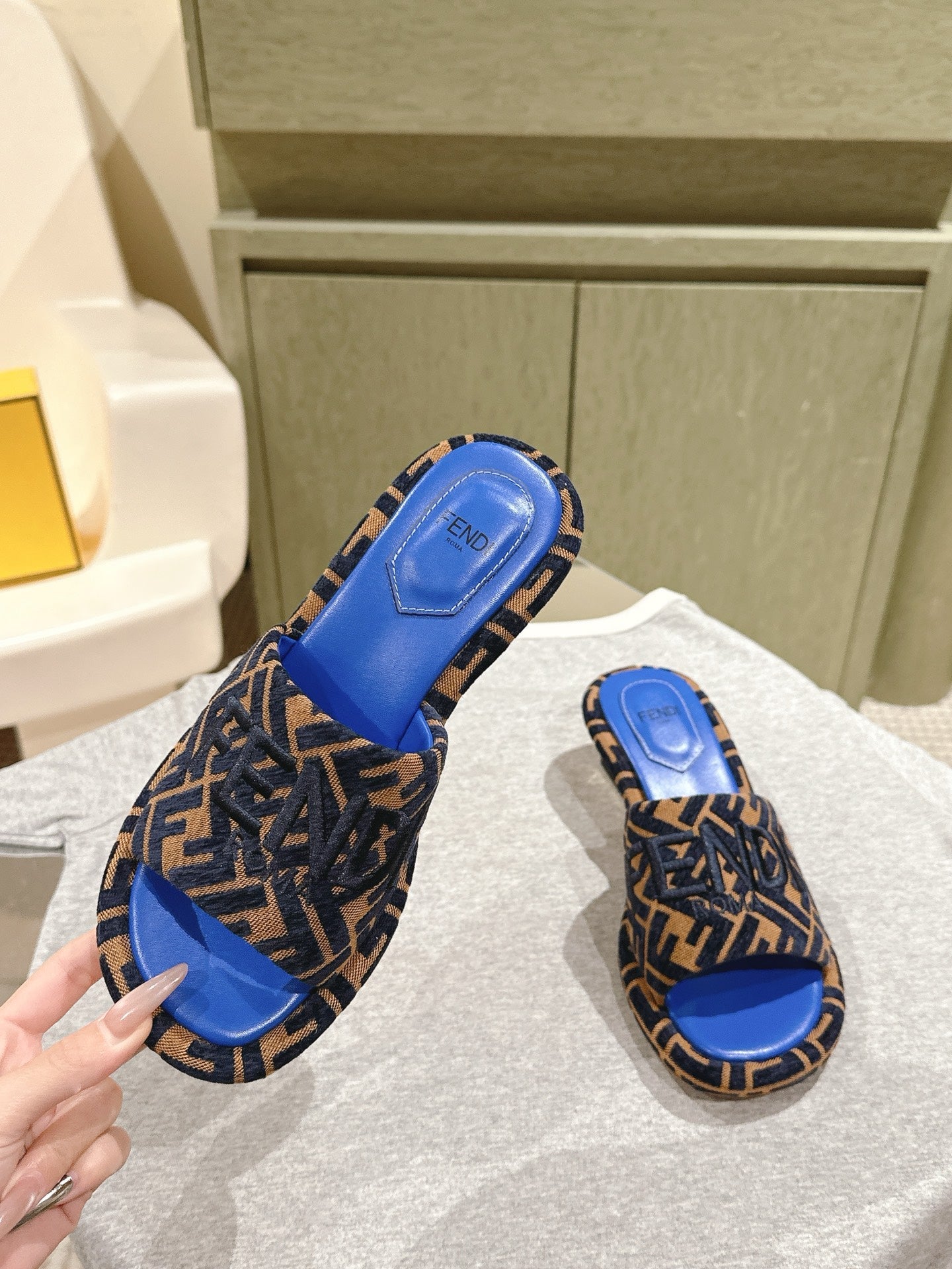 FENDI 26S HIGH SANDALS IN BROWN AND BLACK FABRIC