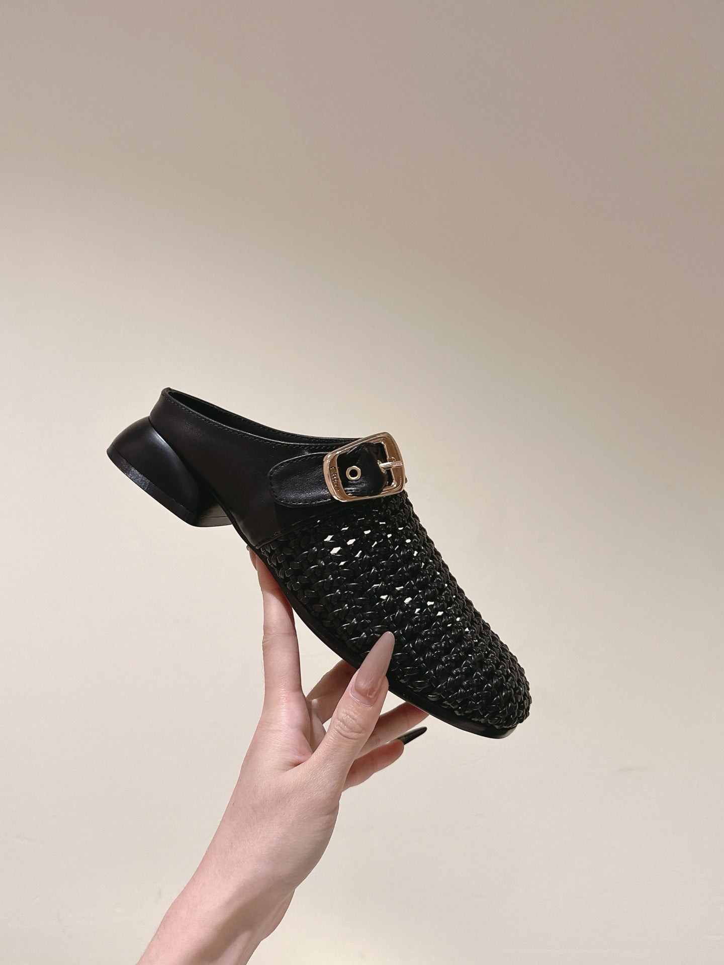 CHLOÉ 26S WOVEN MULES IN BLACK CALFSKIN