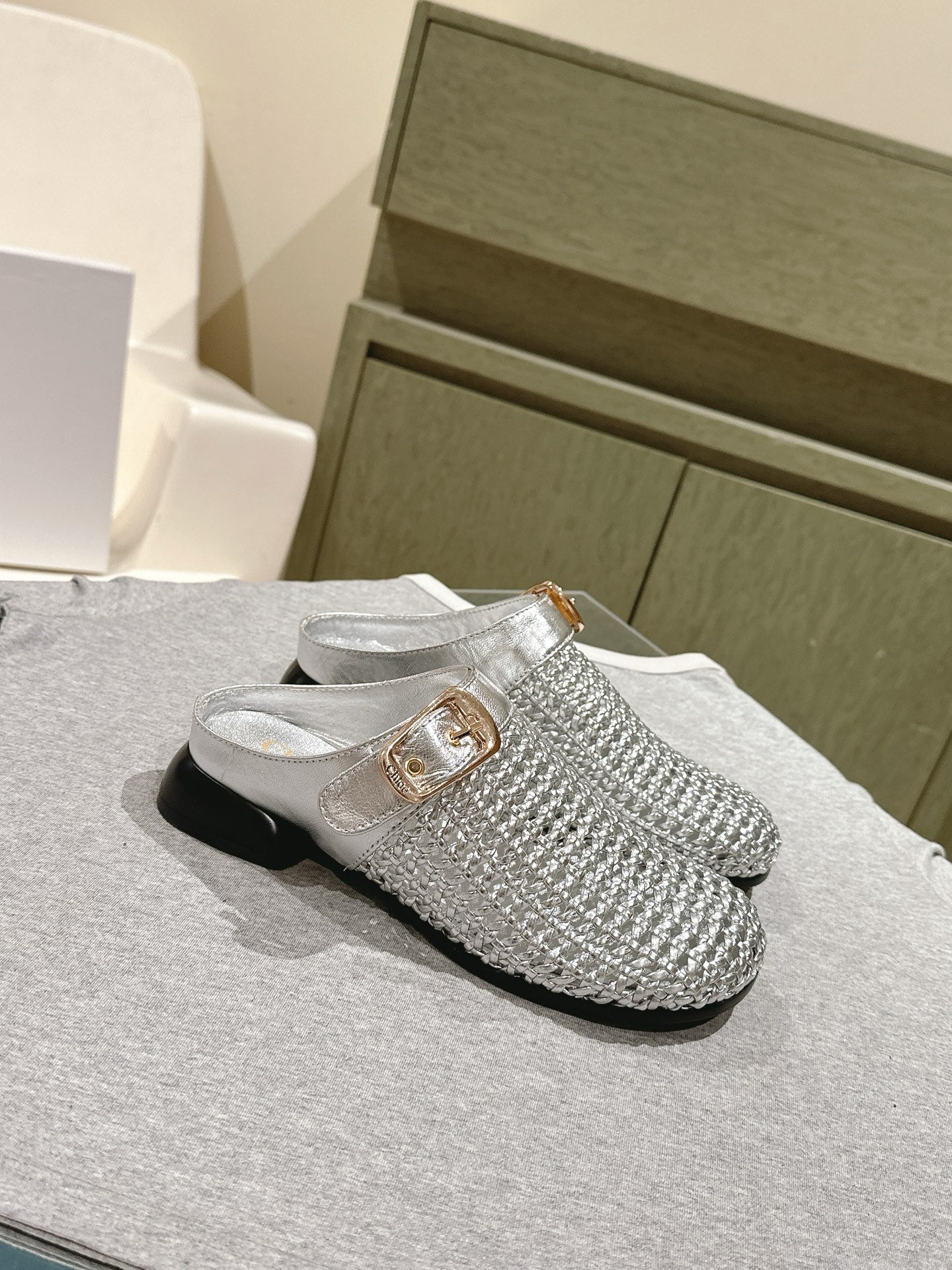 CHLOÉ 26S WOVEN MULES IN SILVER CALFSKIN