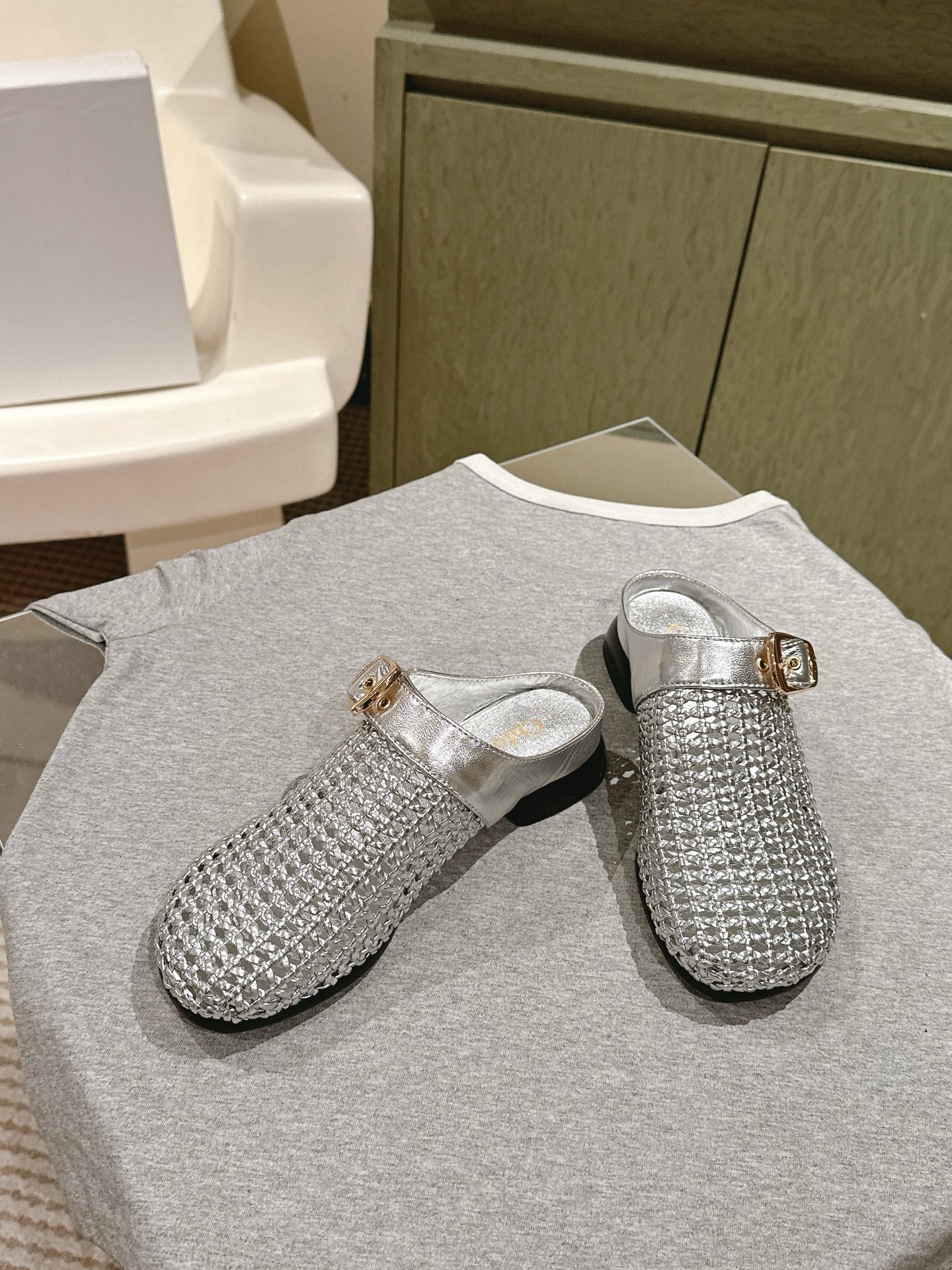 CHLOÉ 26S WOVEN MULES IN SILVER CALFSKIN