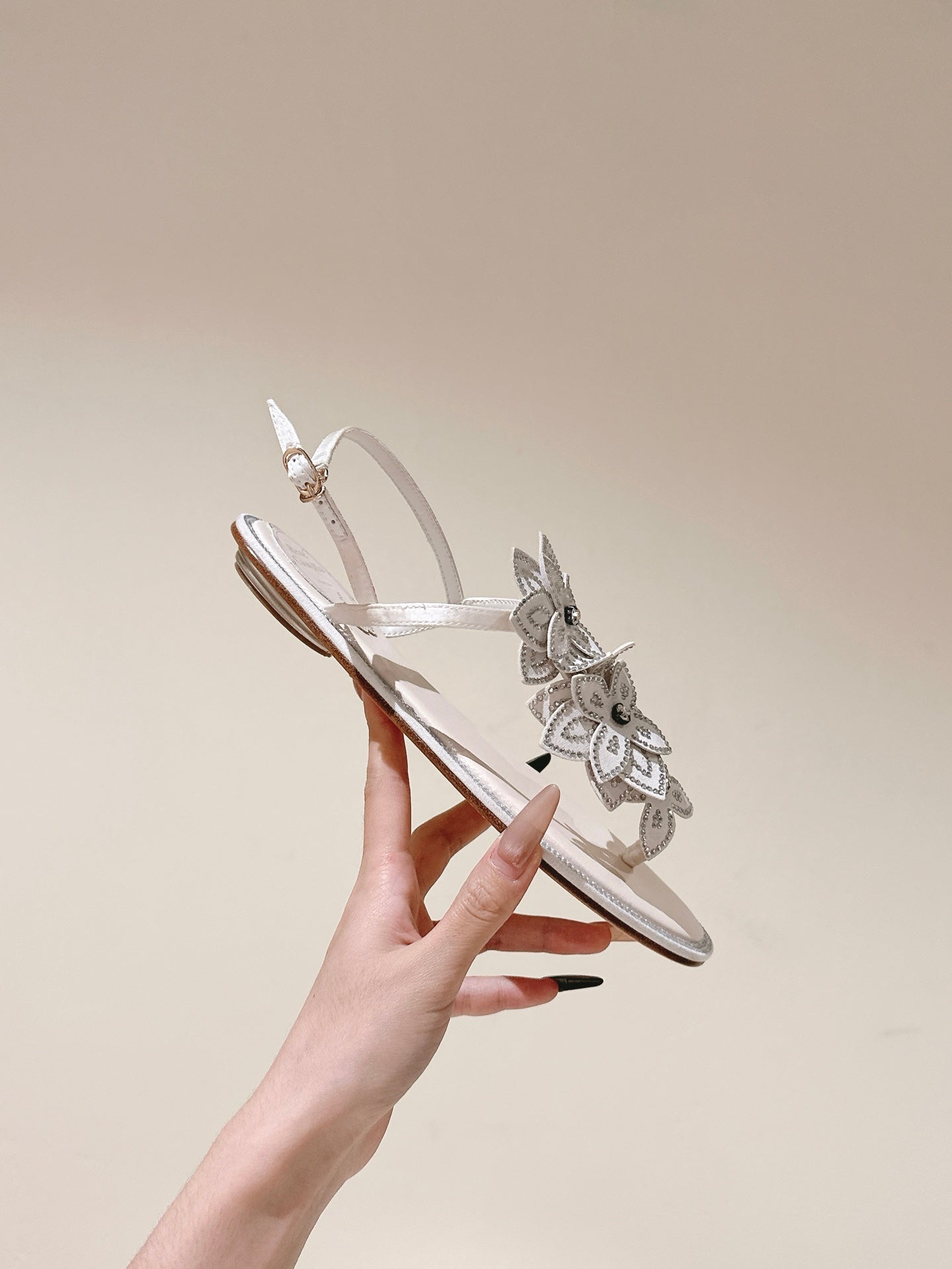 RENE CAOVILLA 26S THONG SANDALS IN CREAM WHITE LAMBSKIN FLOWER EMBELLISHED