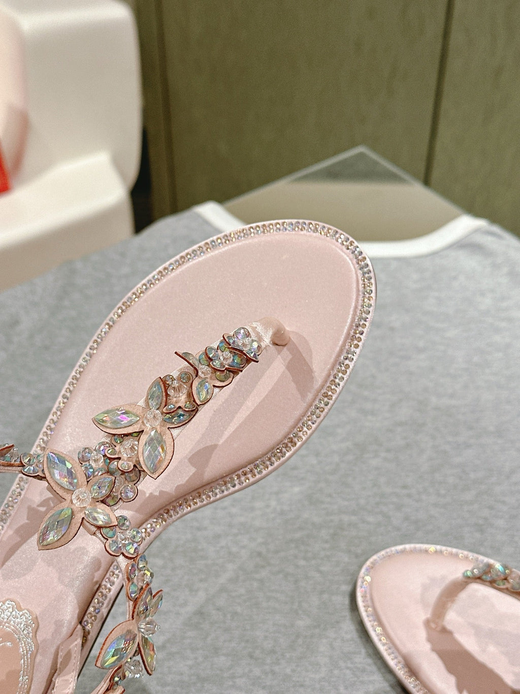 RENE CAOVILLA 26S THONG SANDALS IN NUDE PINK LAMBSKIN WITH CRYSTAL