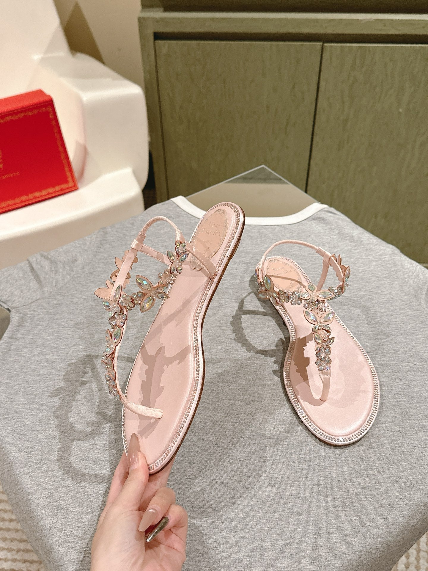 RENE CAOVILLA 26S THONG SANDALS IN NUDE PINK LAMBSKIN WITH CRYSTAL