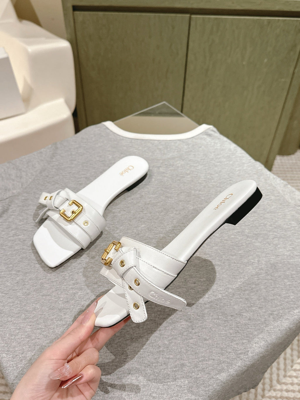 CHLOÉ 26S SLIDE SANDALS IN WHITE LAMBSKIN