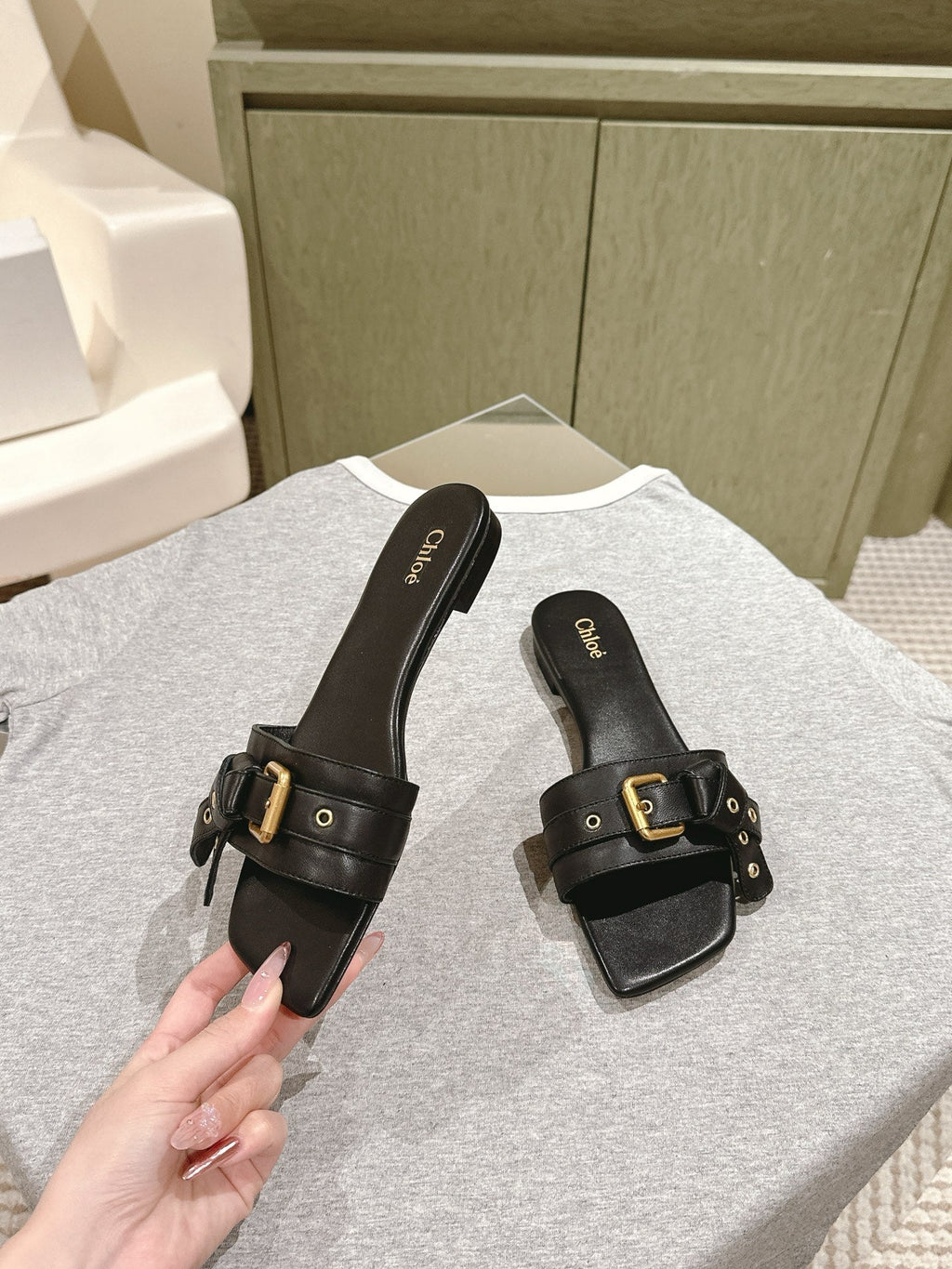 CHLOÉ 26S SLIDE SANDALS IN BLACK LAMBSKIN