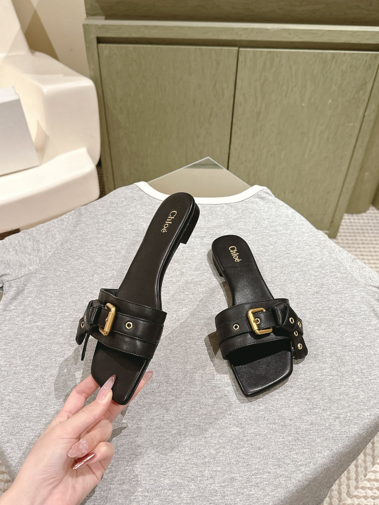 CHLOÉ 26S SLIDE SANDALS IN BLACK LAMBSKIN