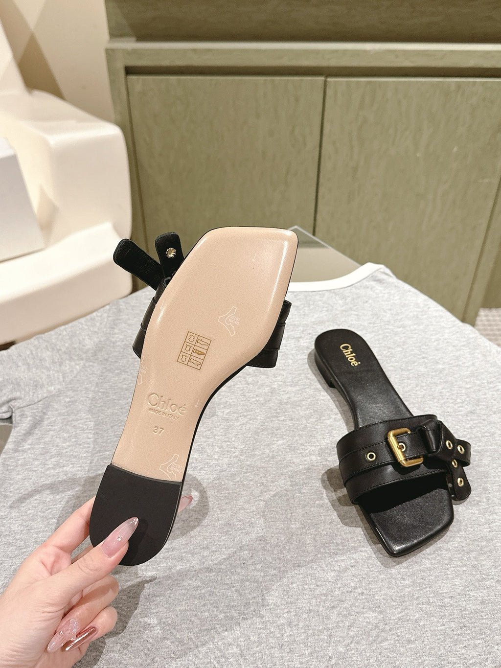CHLOÉ 26S SLIDE SANDALS IN BLACK LAMBSKIN