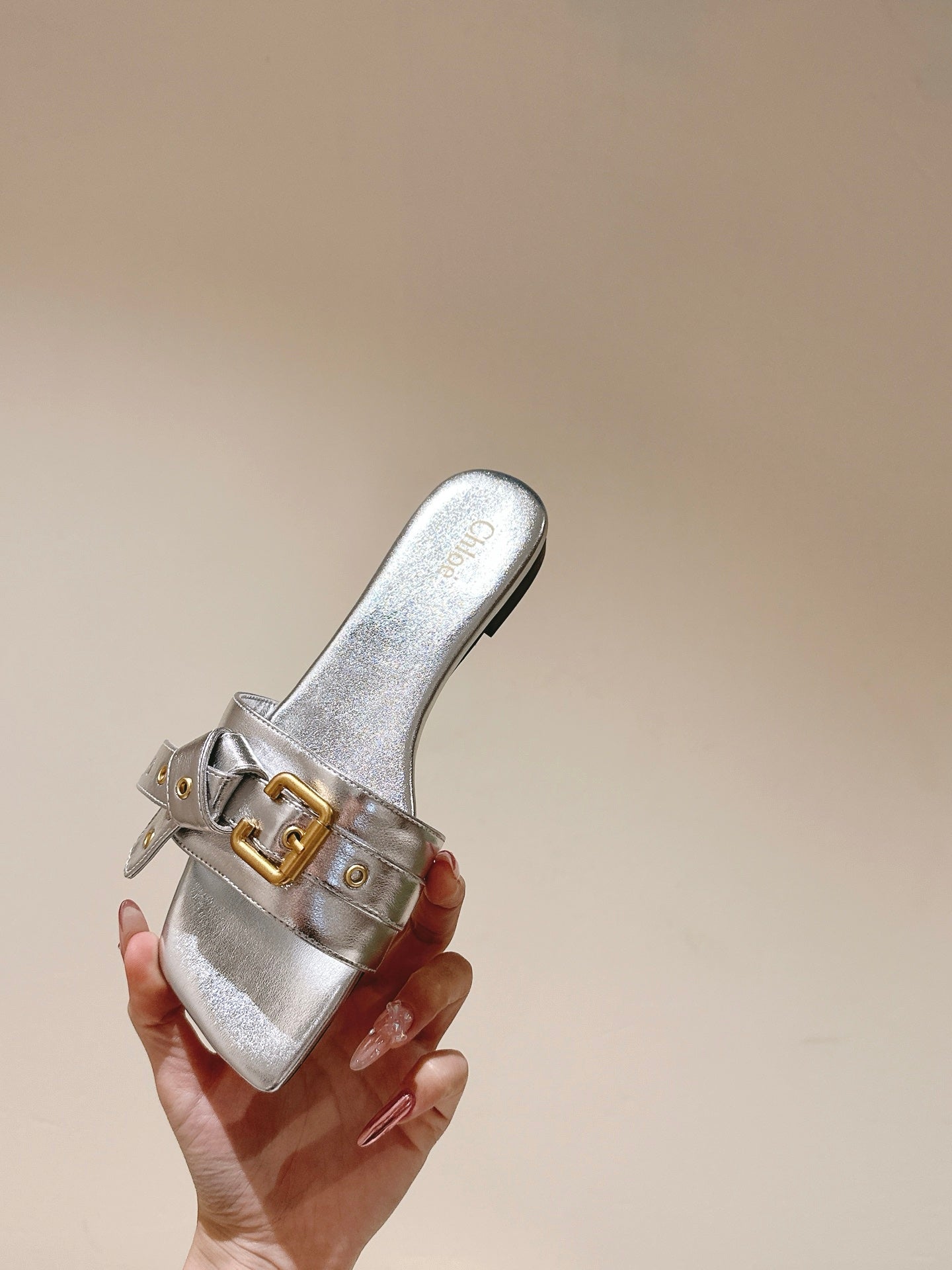 CHLOÉ 26S SLIDE SANDALS IN SILVER LAMBSKIN
