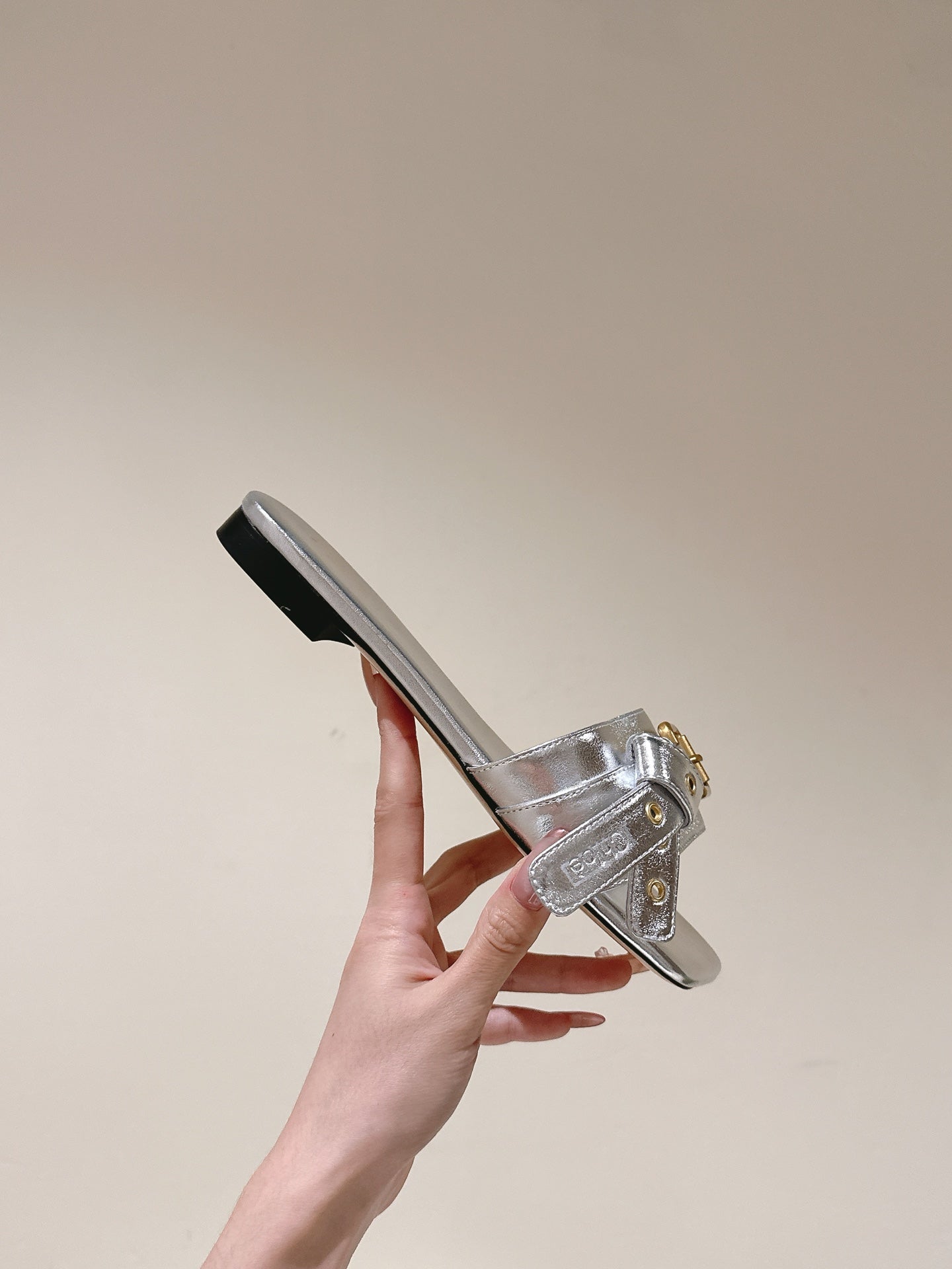 CHLOÉ 26S SLIDE SANDALS IN SILVER LAMBSKIN