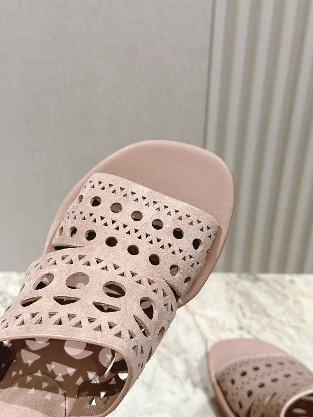 ALAIA HIGH HEEL CHUNKY TWO-STRAP 25S IN PINK BEIGE SUEDE