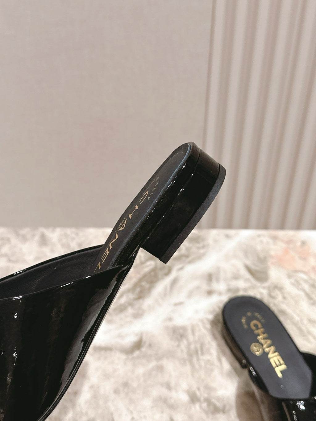 CC FLAT MULES 25S IN BLACK PATENT LEATHER