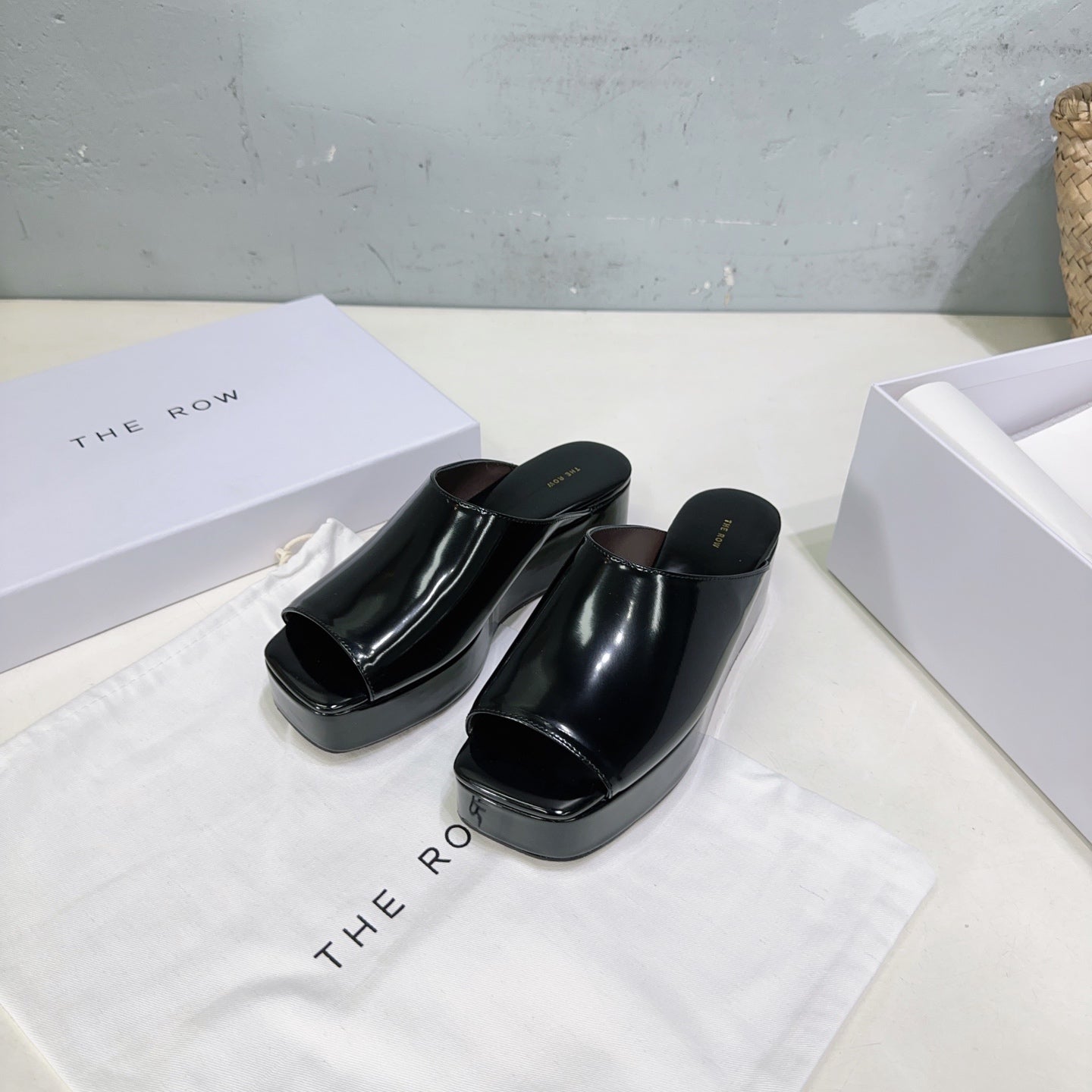 EMI FLATFORM SANDALS IN BLACK SHINY CALFSKIN