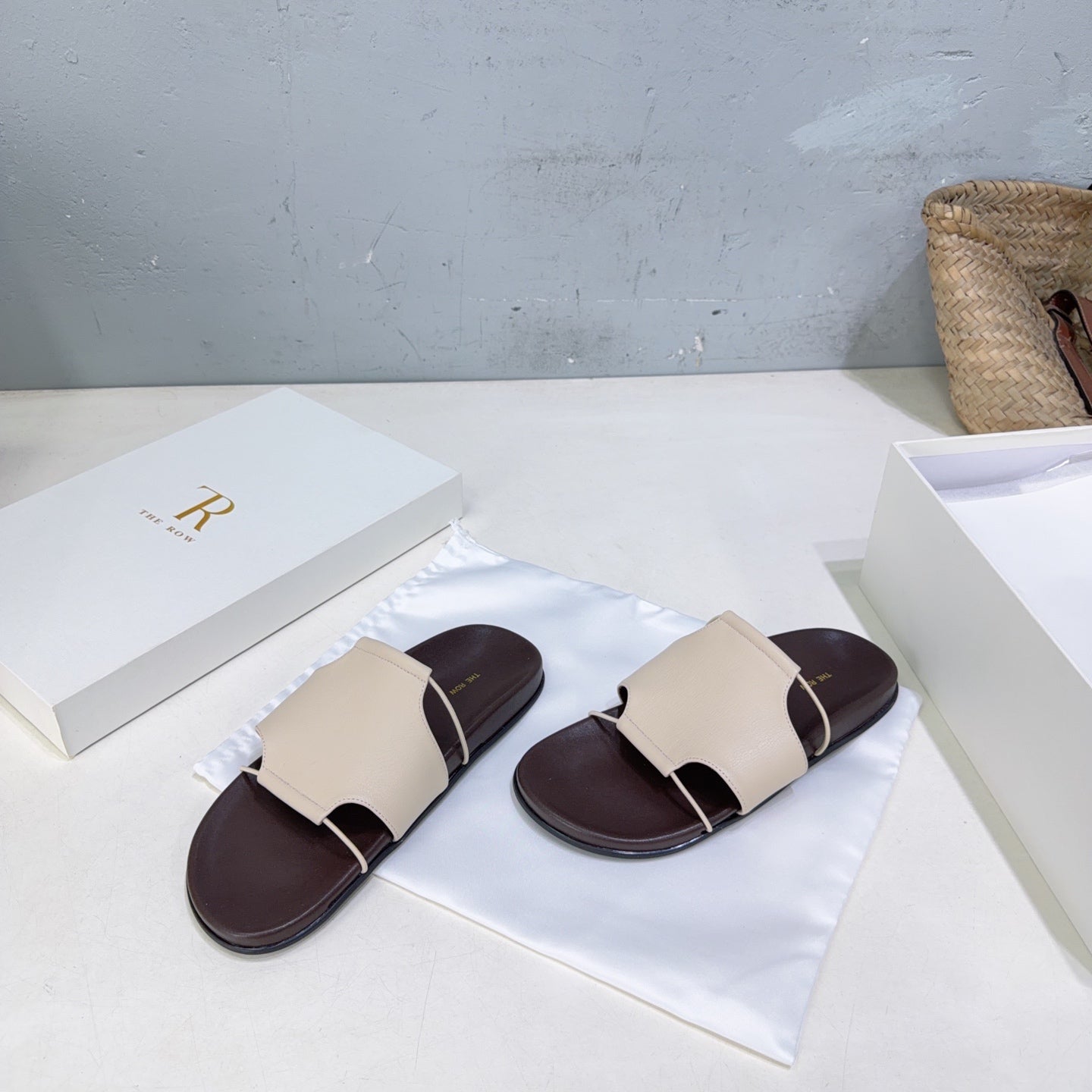 THE ROW 26S STRAP SLIDES IN BEIGE CALFSKIN