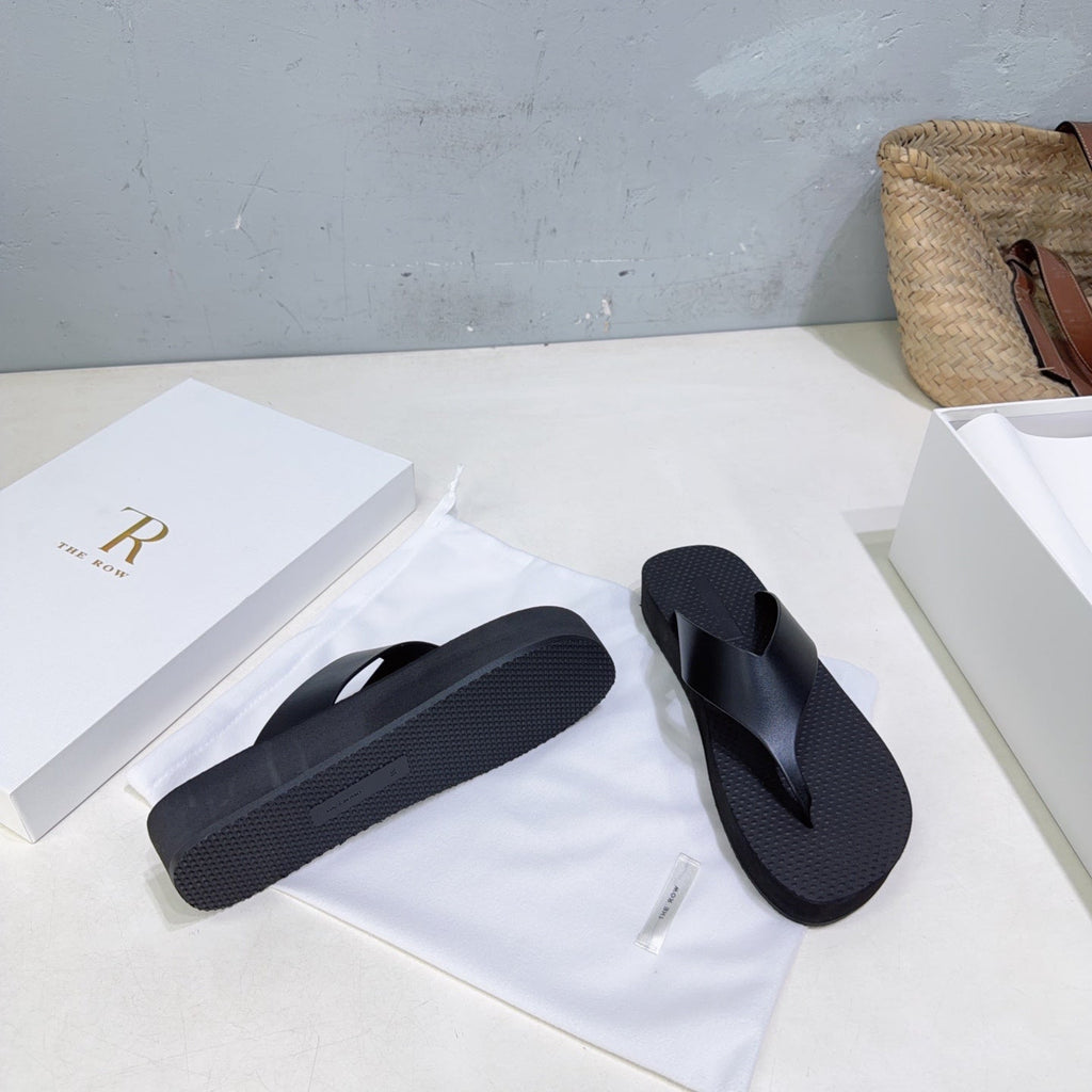 THE ROW 26S THONG SANDALS IN BLACK RUBBER AND CALFSKIN