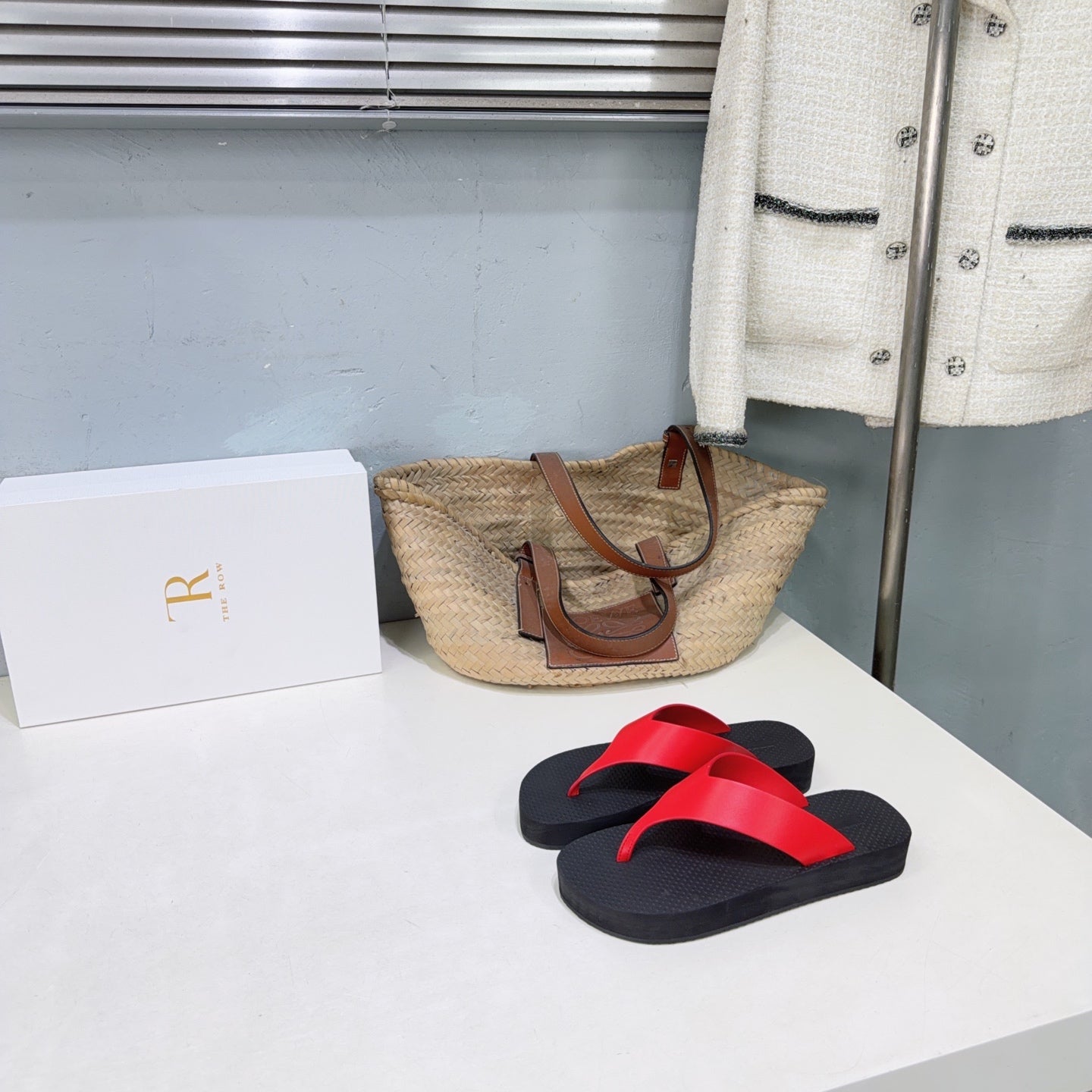 THE ROW 26S THONG SANDALS IN BLACK RUBBER  WITH RED STRAPS CALFSKIN