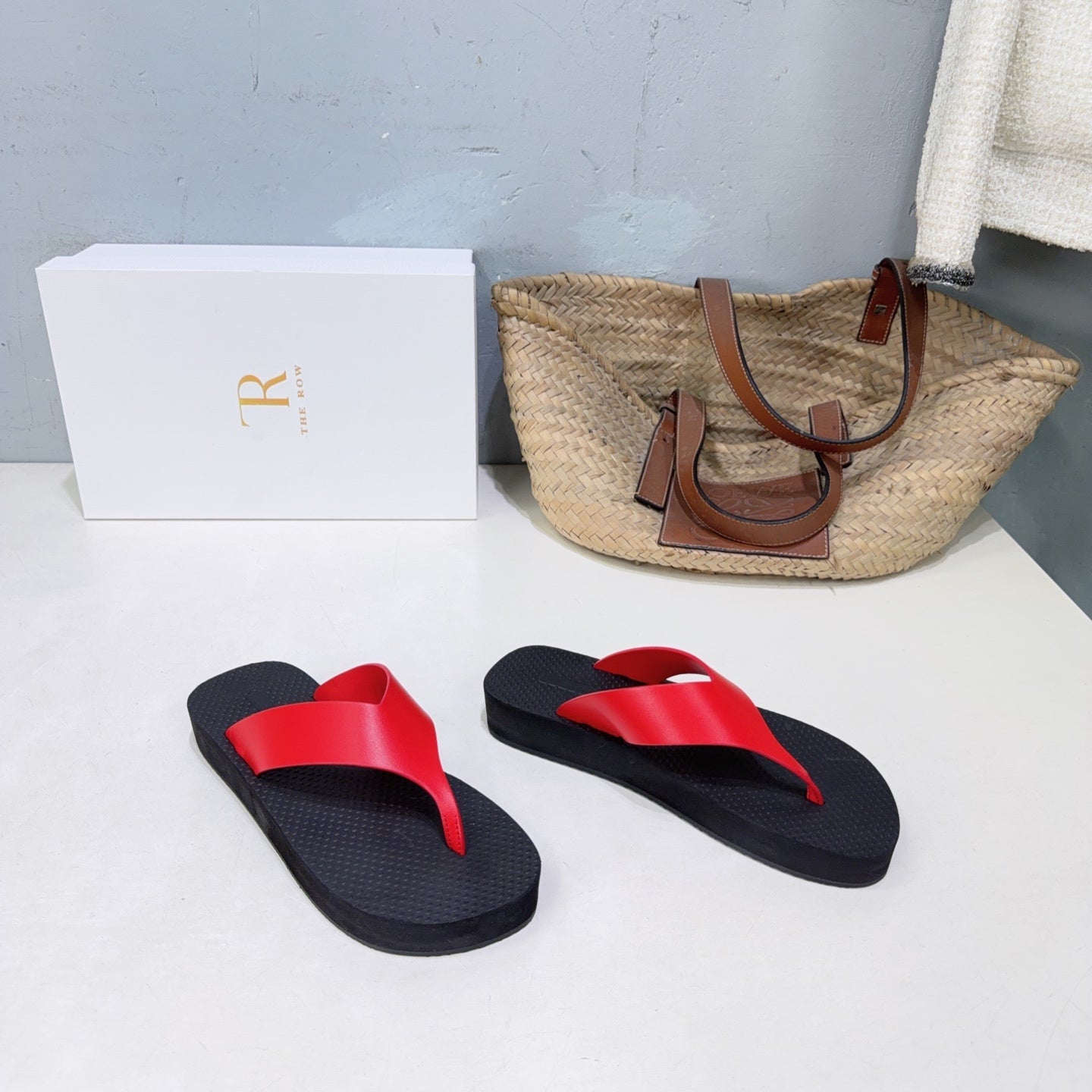 THE ROW 26S THONG SANDALS IN BLACK RUBBER  WITH RED STRAPS CALFSKIN
