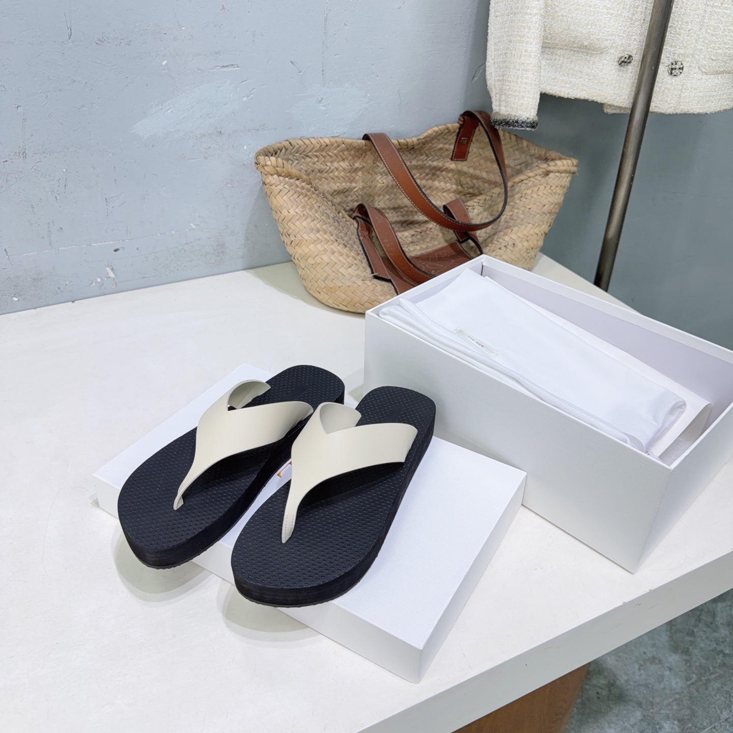 THE ROW 26S THONG SANDALS IN BLACK RUBBER  WITH WHITE STRAPS CALFSKIN