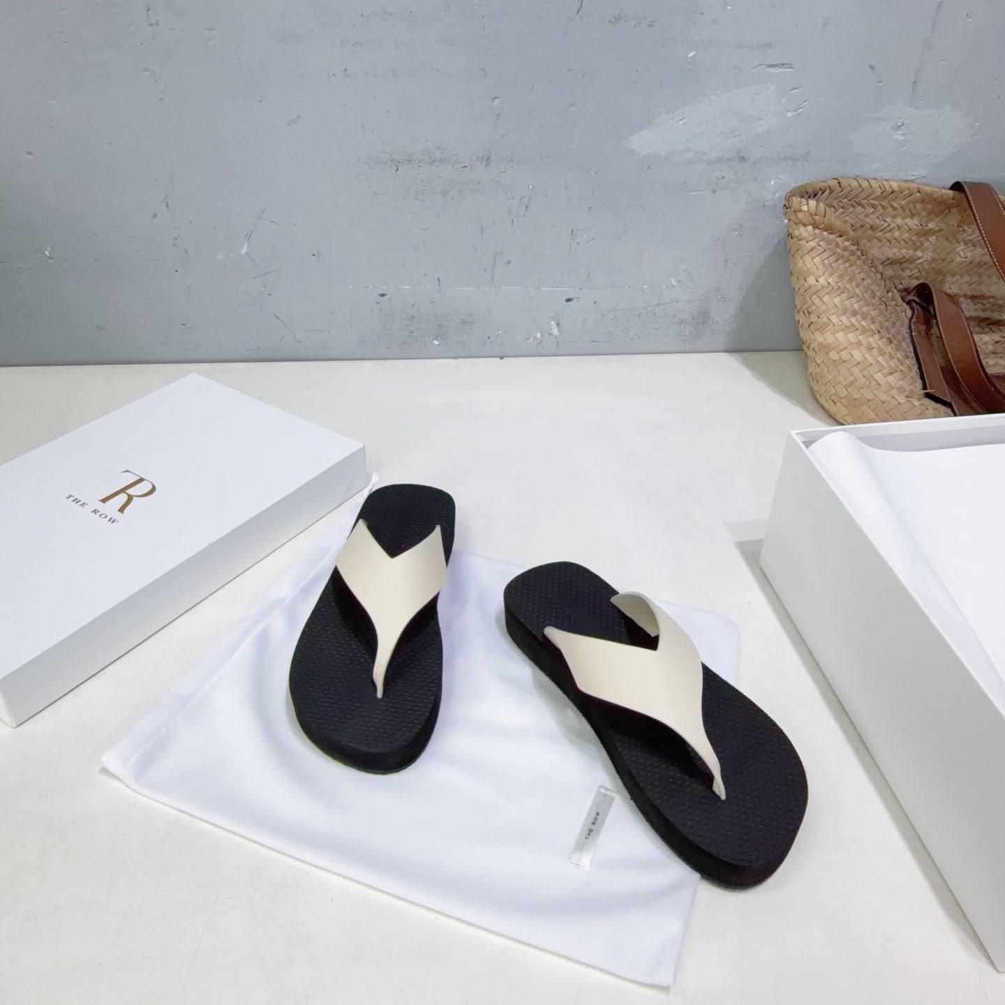 THE ROW 26S THONG SANDALS IN BLACK RUBBER  WITH WHITE STRAPS CALFSKIN