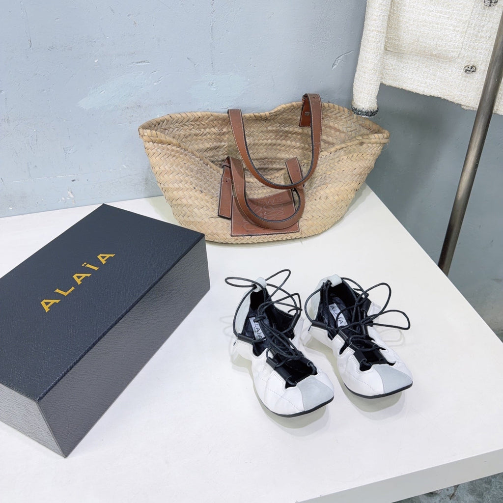 ALAIA 26S LACE-UP BALLET FLATS IN WHITE LAMBSKIN AND GREY SUEDE