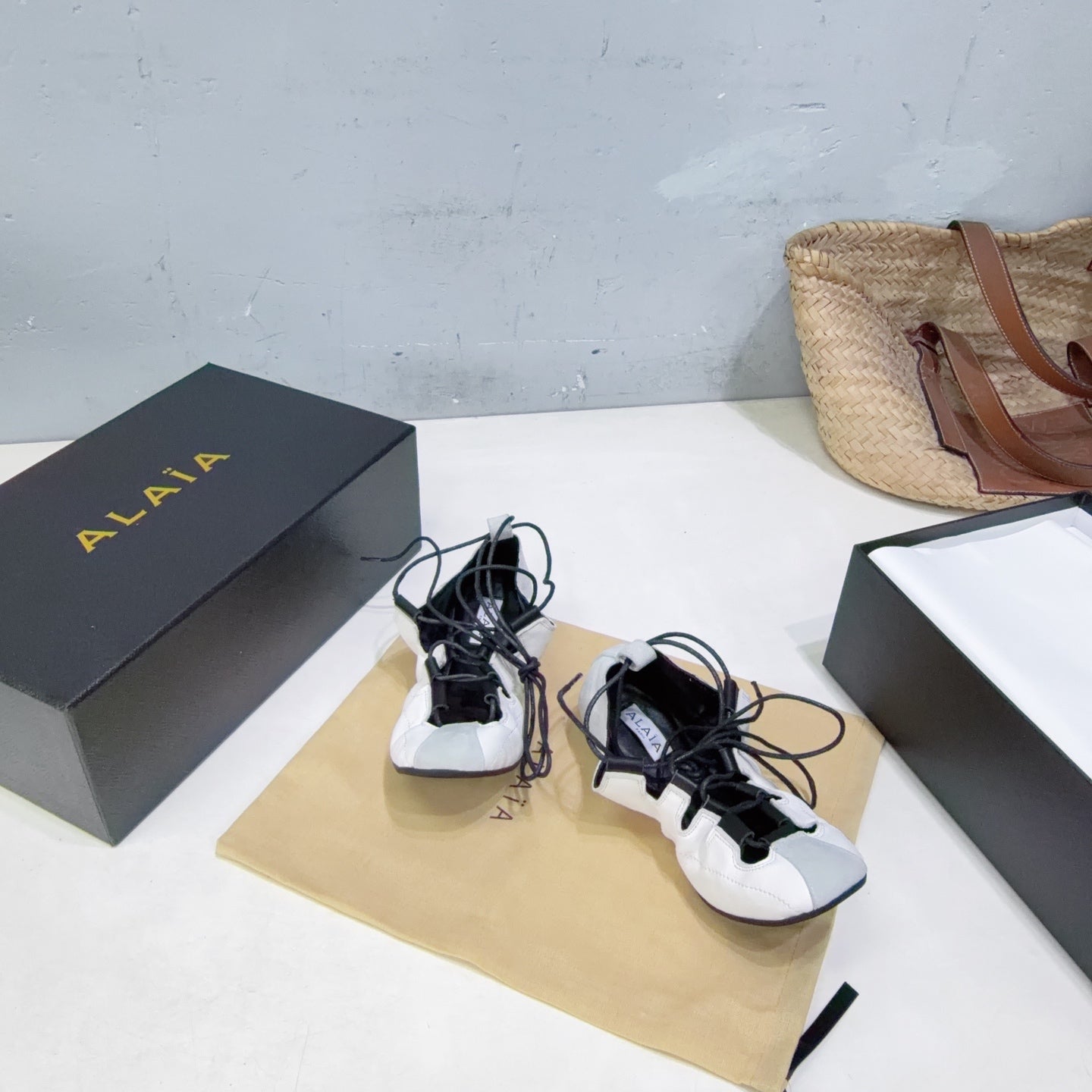 ALAIA 26S LACE-UP BALLET FLATS IN WHITE LAMBSKIN AND GREY SUEDE