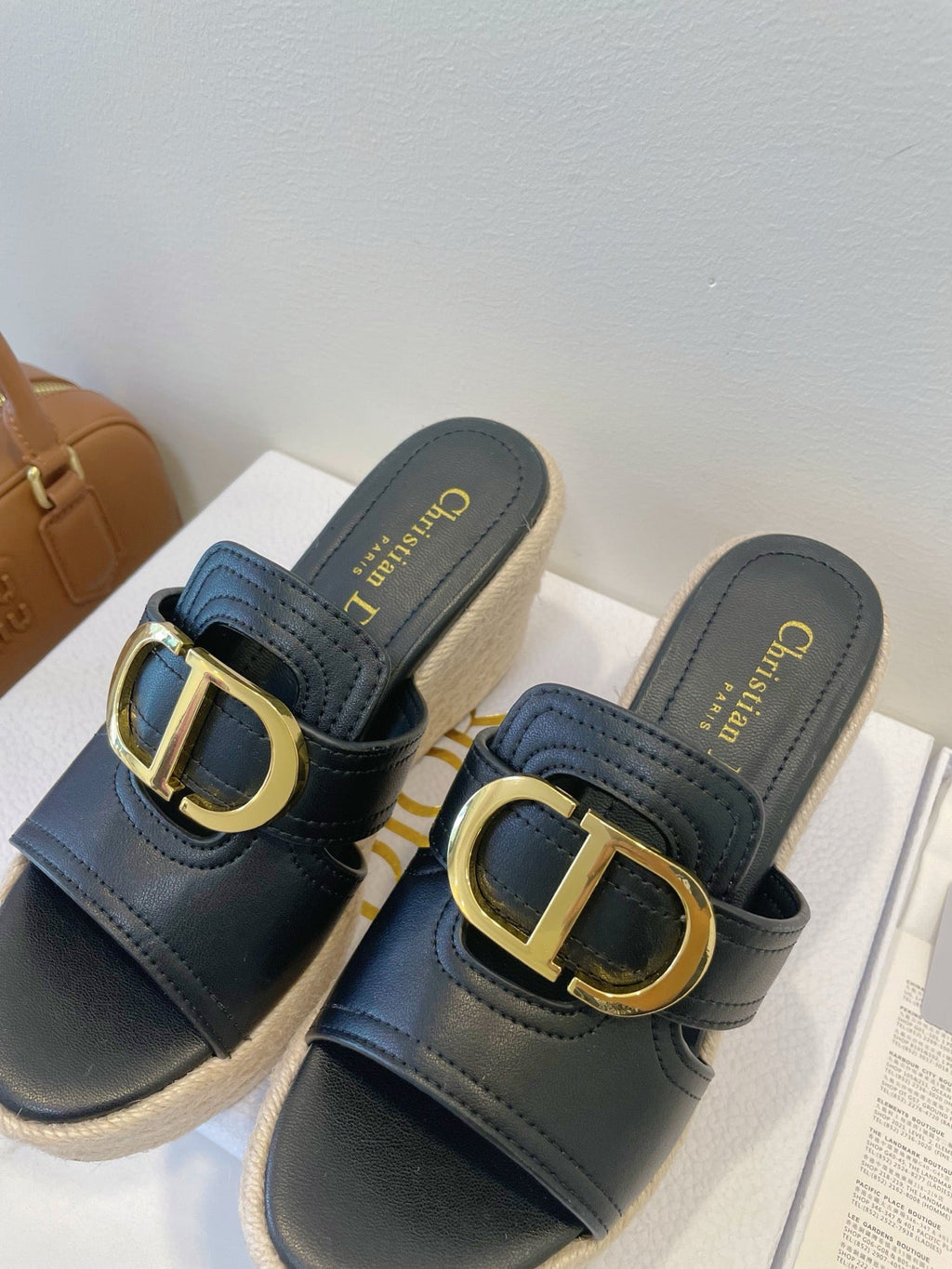 MONTAIGNE WEDGE SLIDE 95MM IN BLACK CALFSKIN