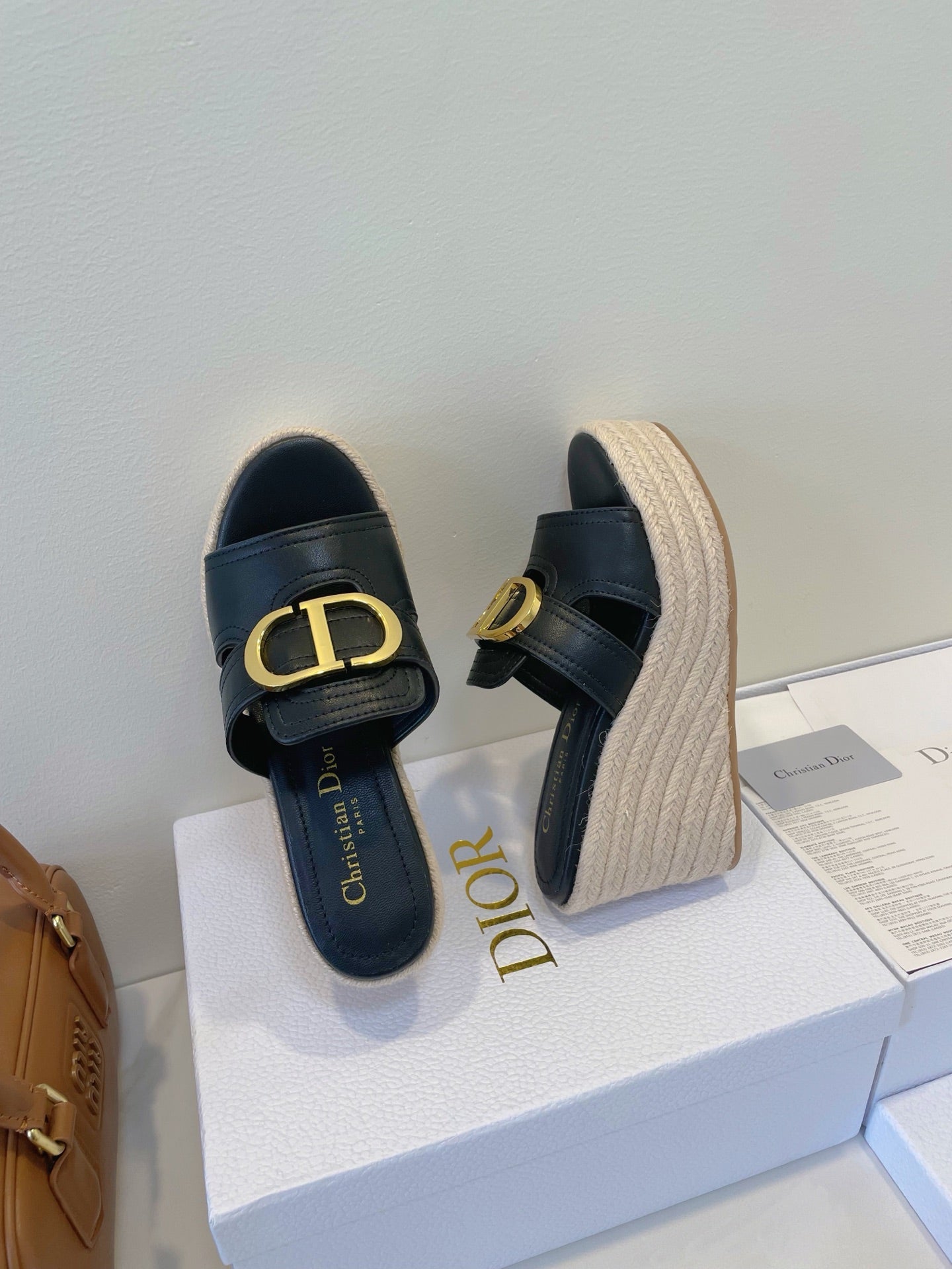 MONTAIGNE WEDGE SLIDE 95MM IN BLACK CALFSKIN