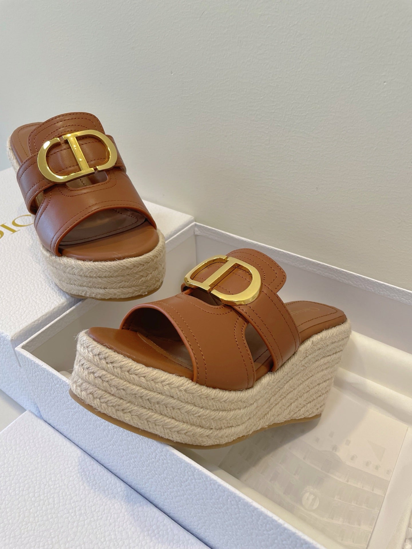 MONTAIGNE WEDGE SLIDE 95MM IN BROWN CALFSKIN