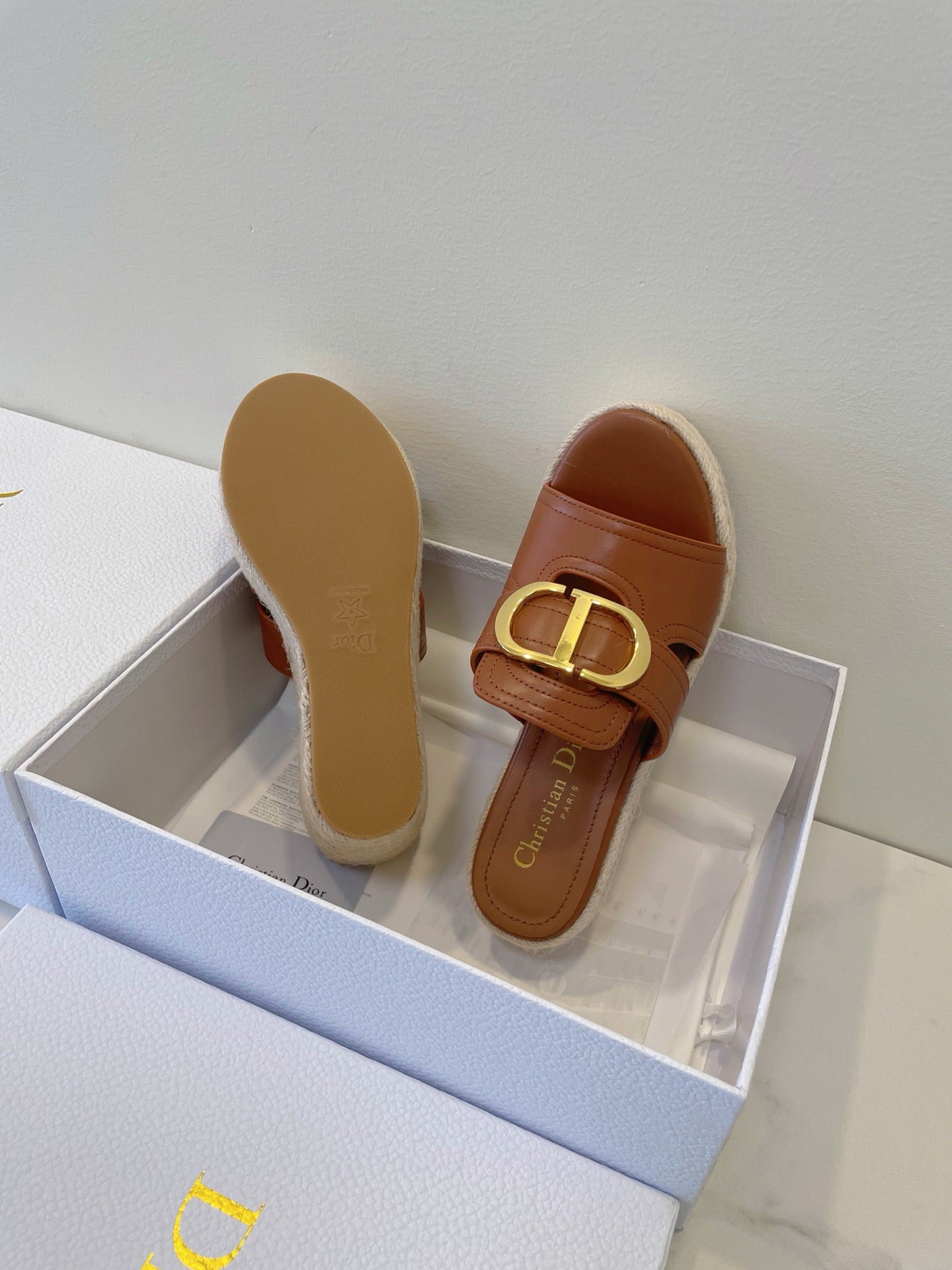 MONTAIGNE WEDGE SLIDE 95MM IN BROWN CALFSKIN