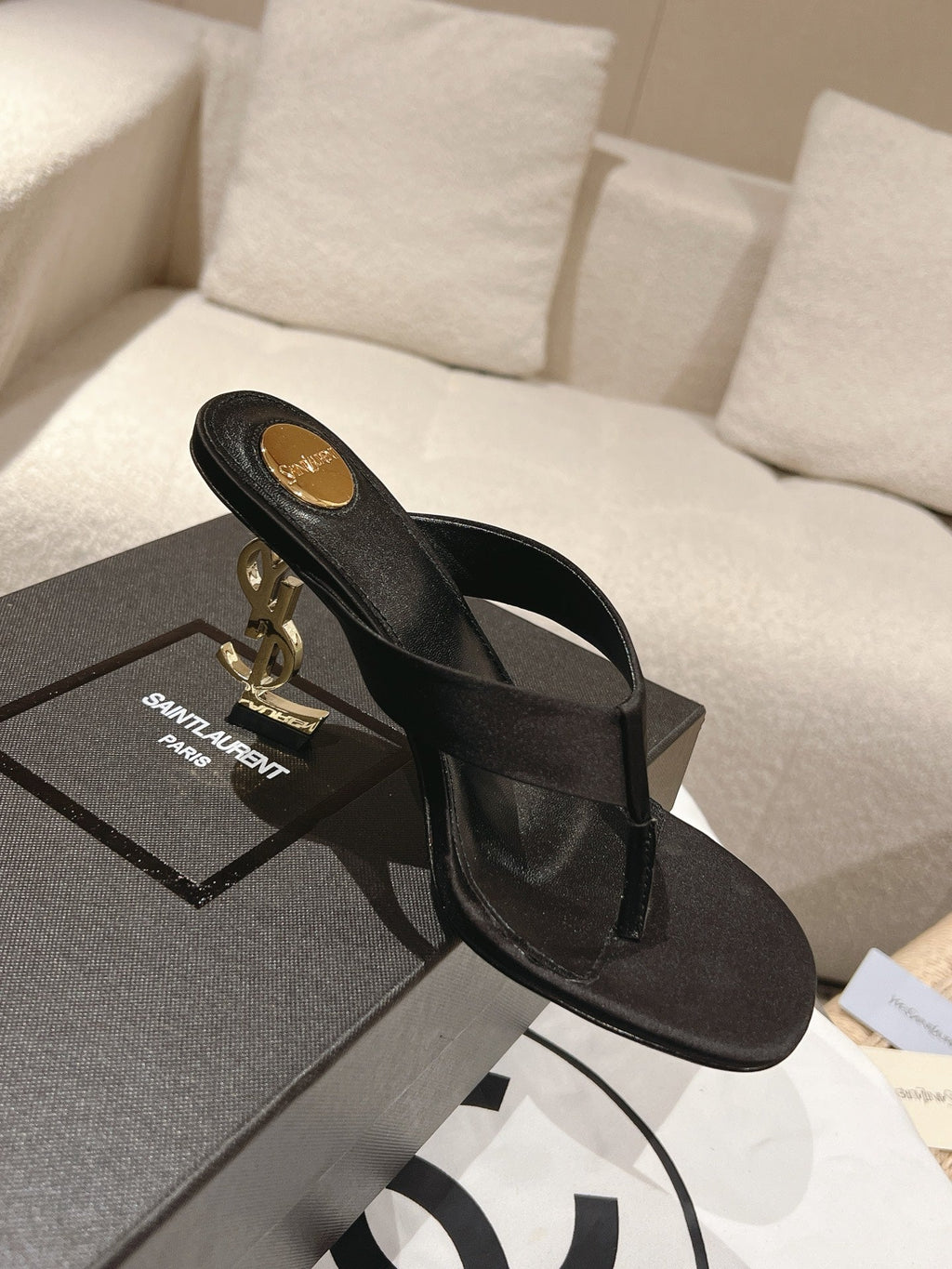 YSL 26S HEELED THONG SANDALS 85 MM IN BLACK SATIN