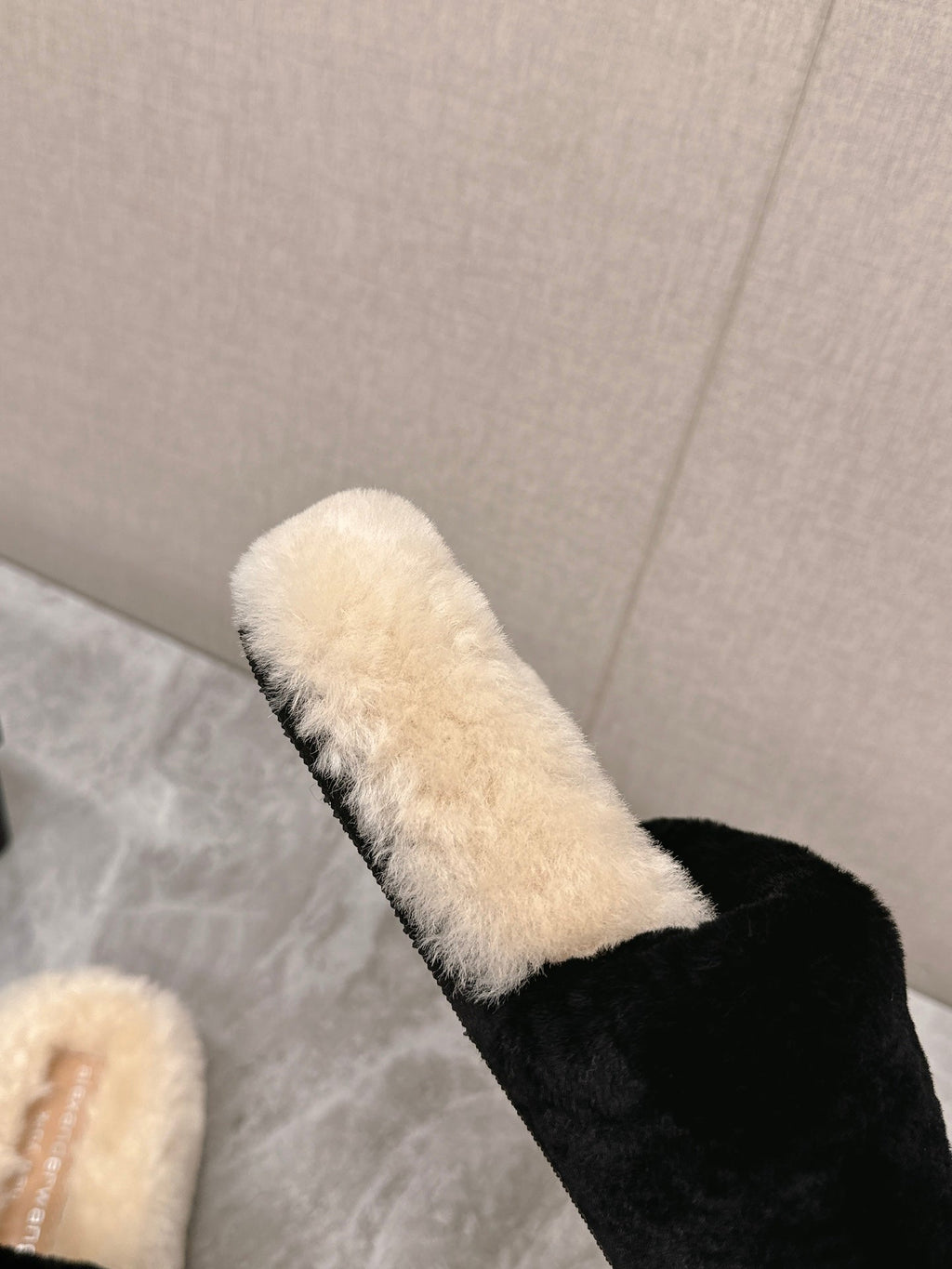 THICK-SOLED SLIPPERS IN BLACK MIX BISQUE BEIGE FLEECE