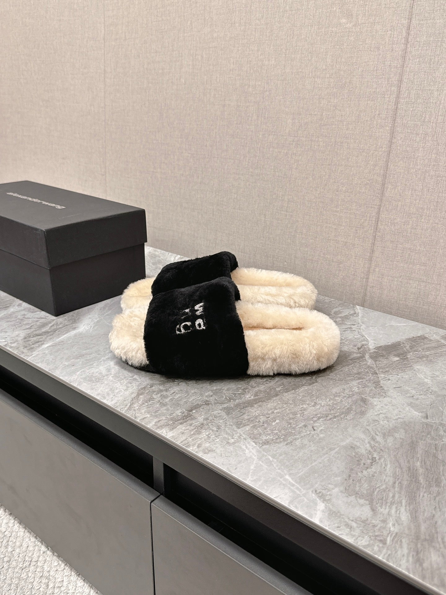 THICK-SOLED SLIPPERS IN BLACK MIX BISQUE BEIGE FLEECE