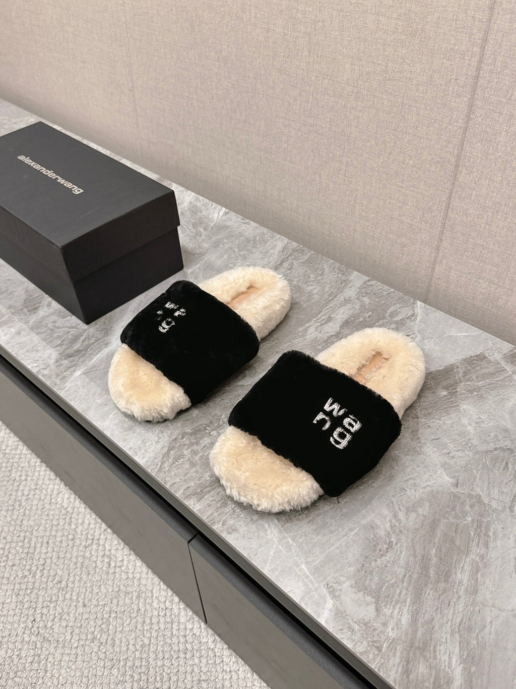 THICK-SOLED SLIPPERS IN BLACK MIX BISQUE BEIGE FLEECE