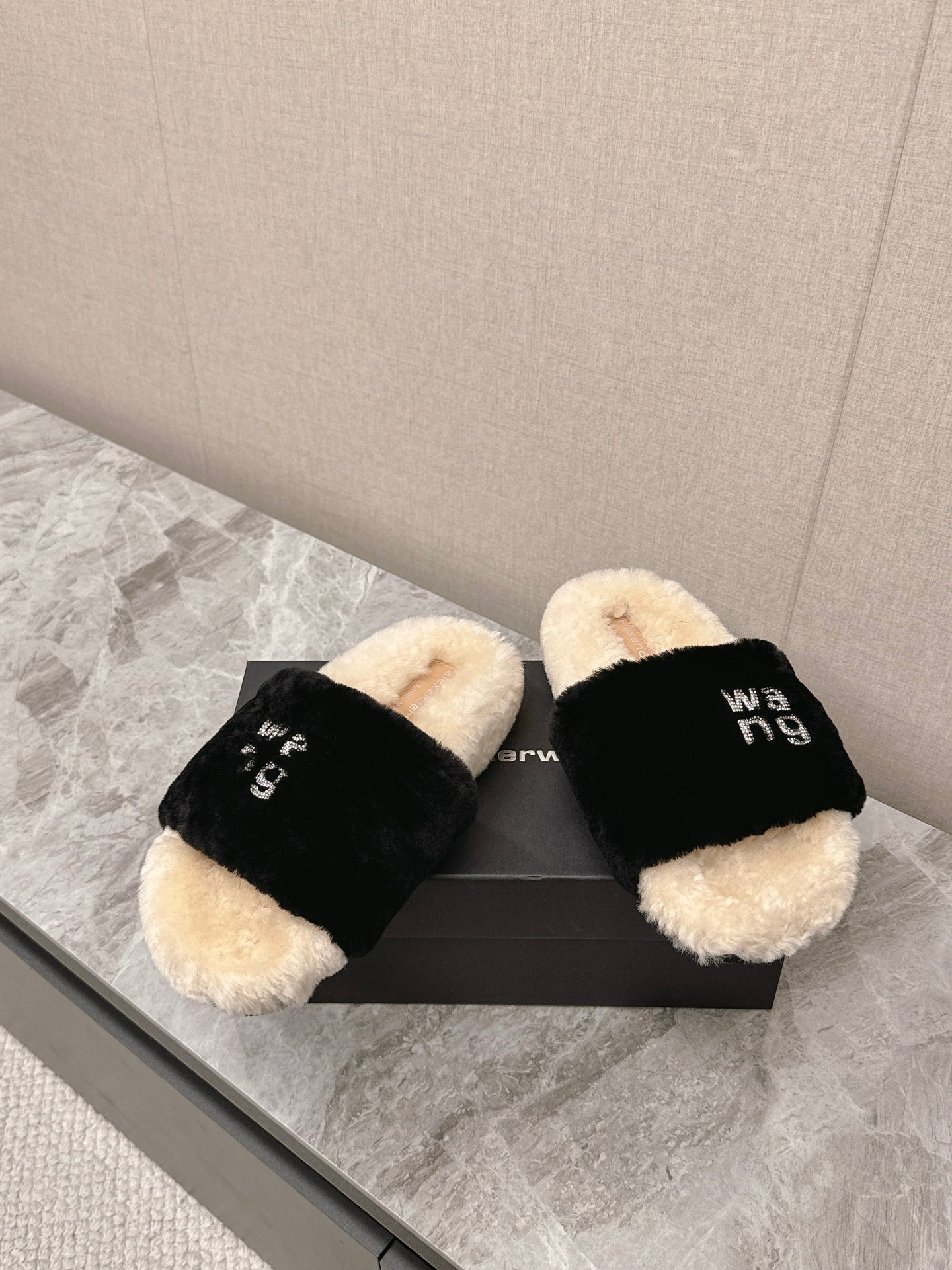 THICK-SOLED SLIPPERS IN BLACK MIX BISQUE BEIGE FLEECE