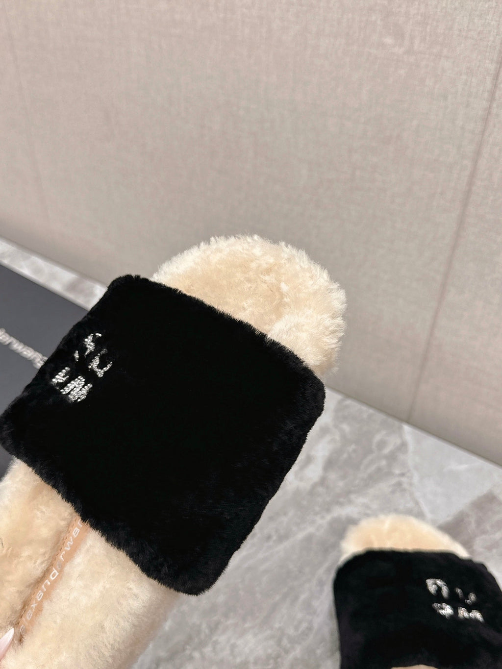THICK-SOLED SLIPPERS IN BLACK MIX BISQUE BEIGE FLEECE