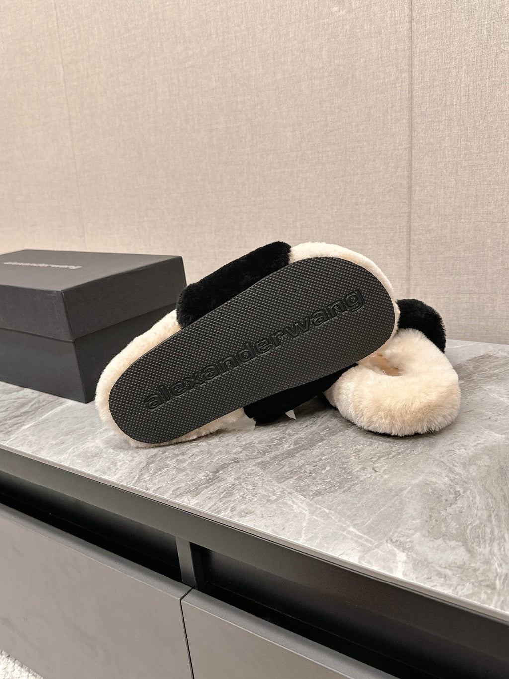 THICK-SOLED SLIPPERS IN BLACK MIX BISQUE BEIGE FLEECE