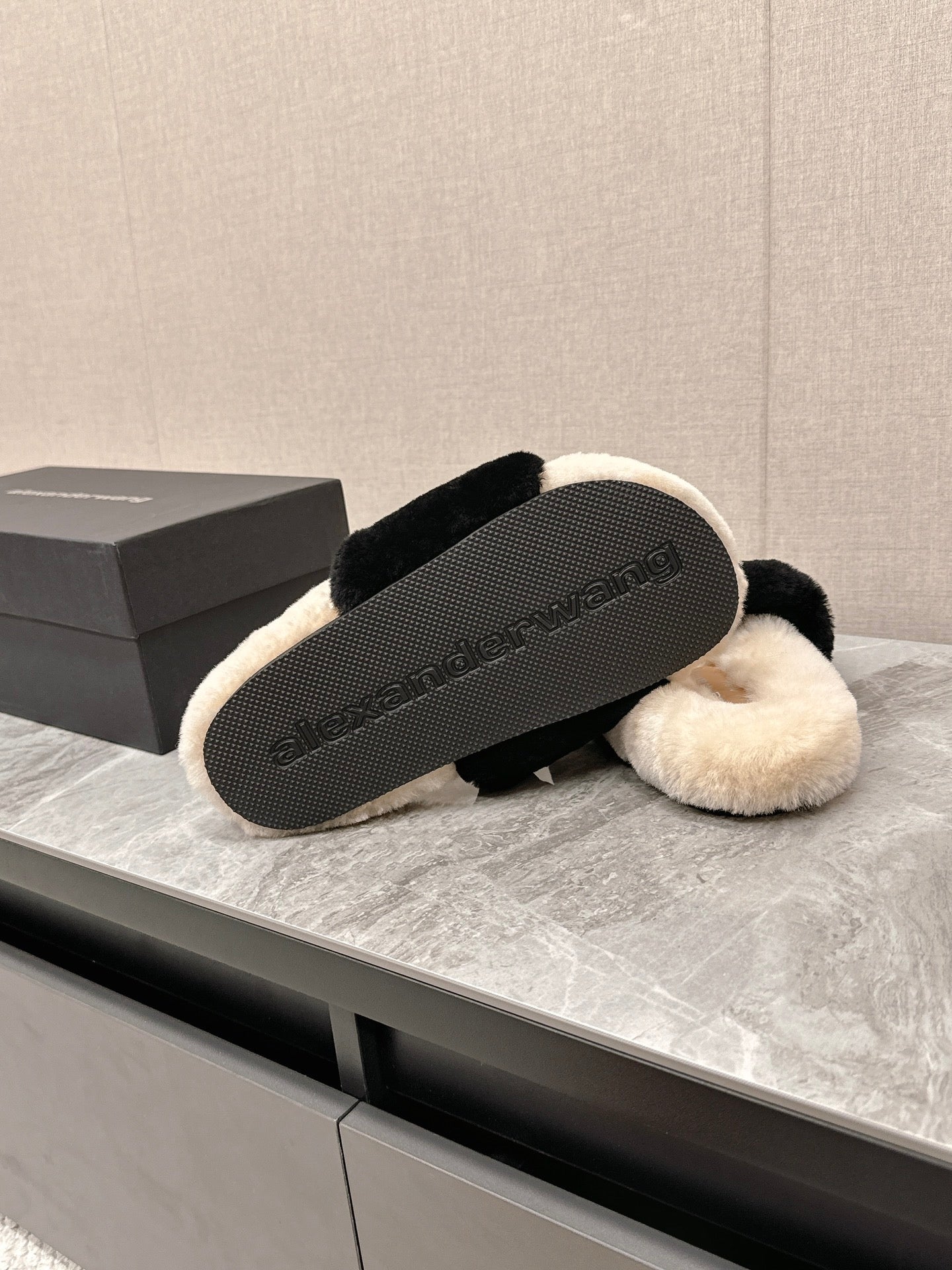 THICK-SOLED SLIPPERS IN BLACK MIX BISQUE BEIGE FLEECE