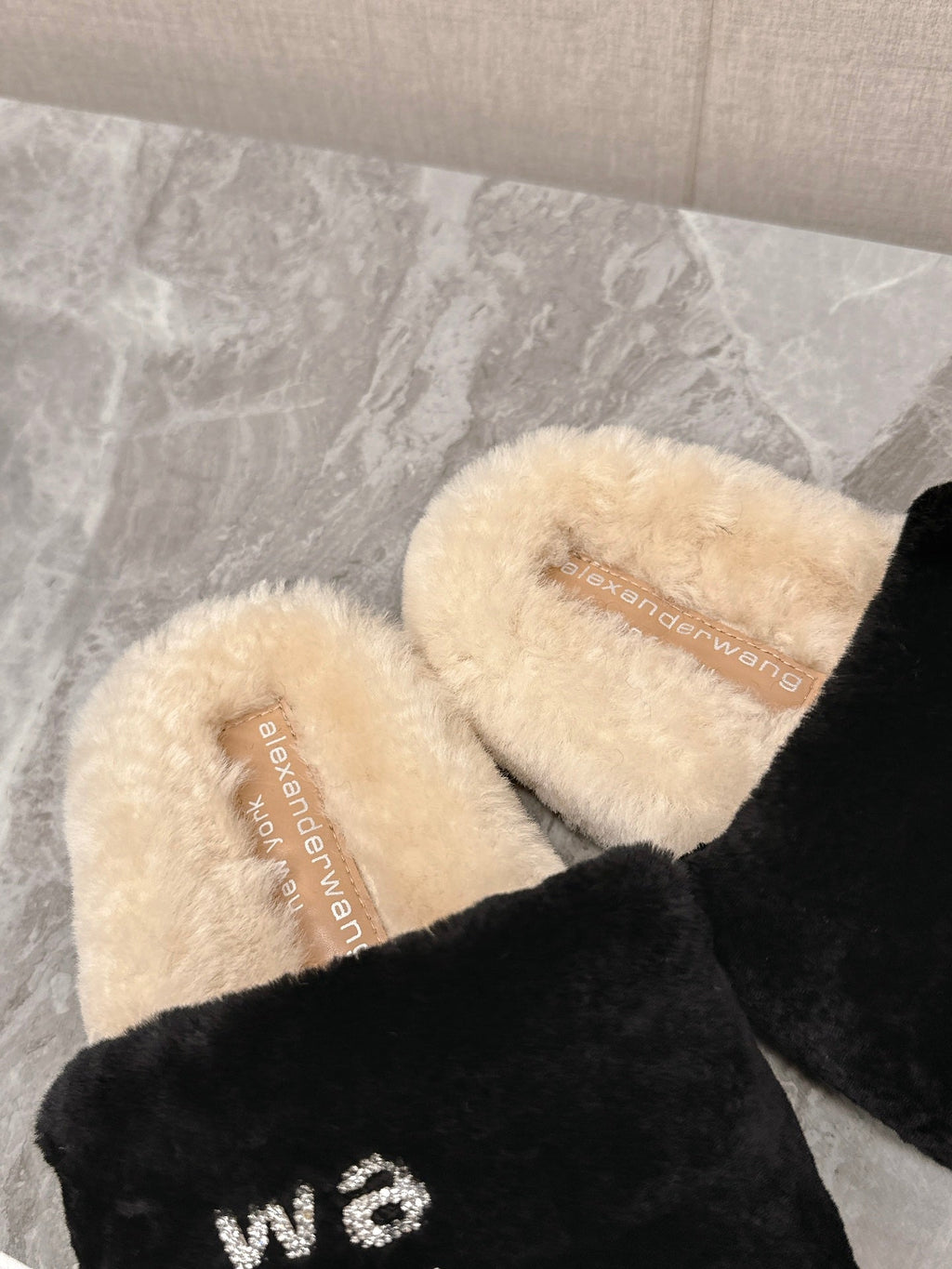 THICK-SOLED SLIPPERS IN BLACK MIX BISQUE BEIGE FLEECE