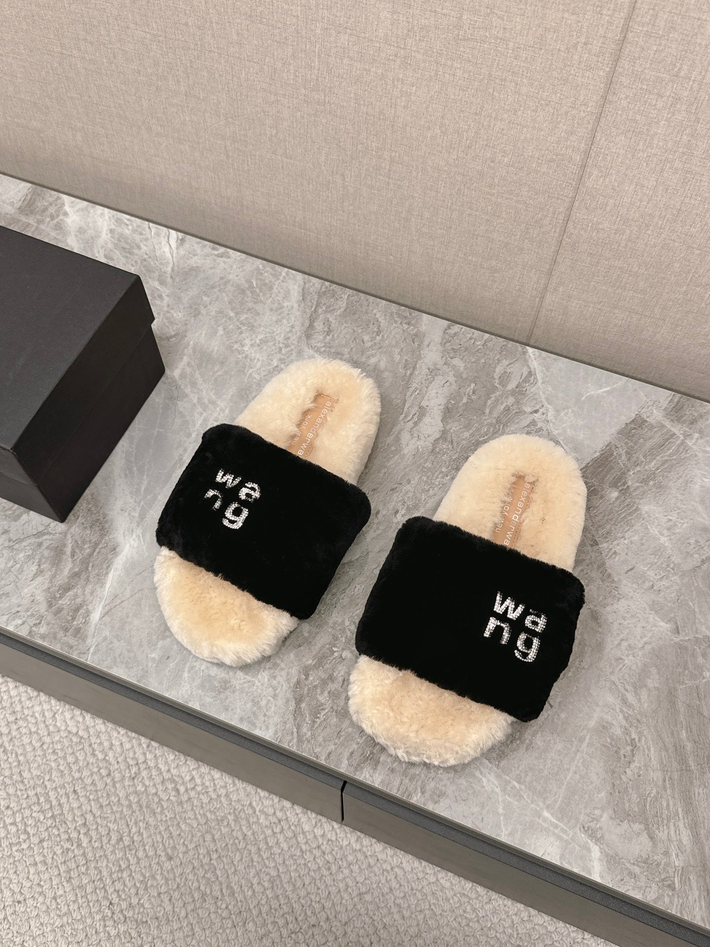 THICK-SOLED SLIPPERS IN BLACK MIX BISQUE BEIGE FLEECE