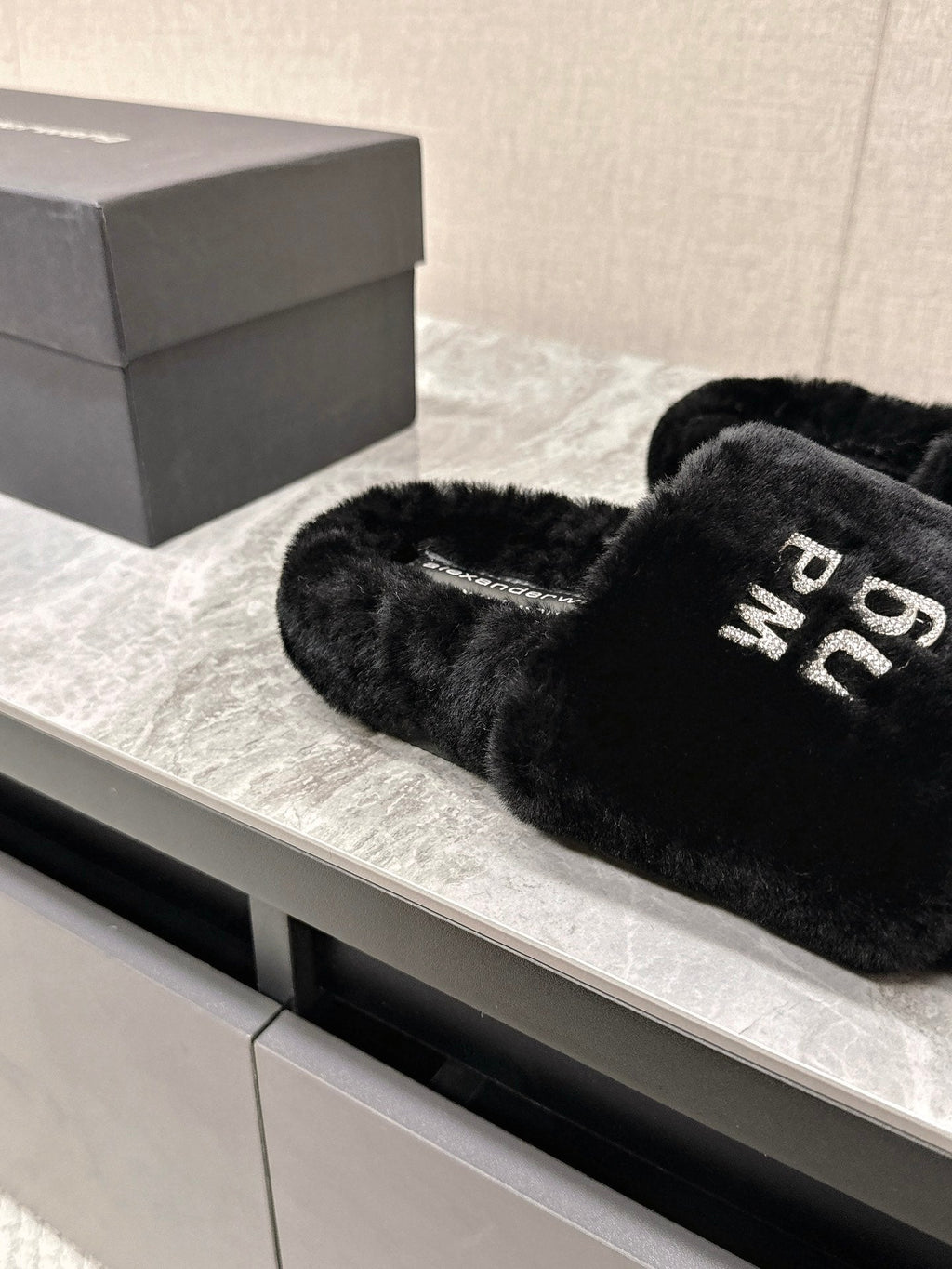 THICK-SOLED SLIPPERS IN BLACK FLEECE