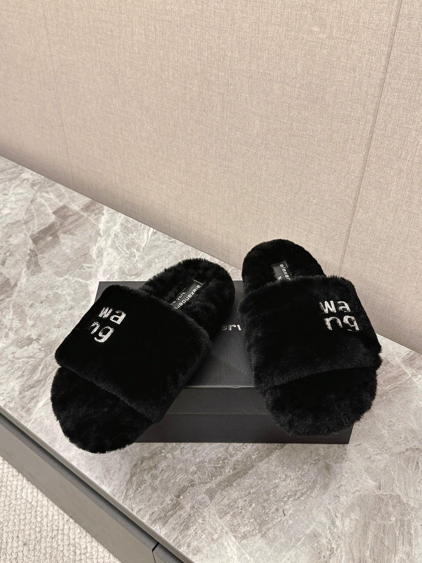 THICK-SOLED SLIPPERS IN BLACK FLEECE